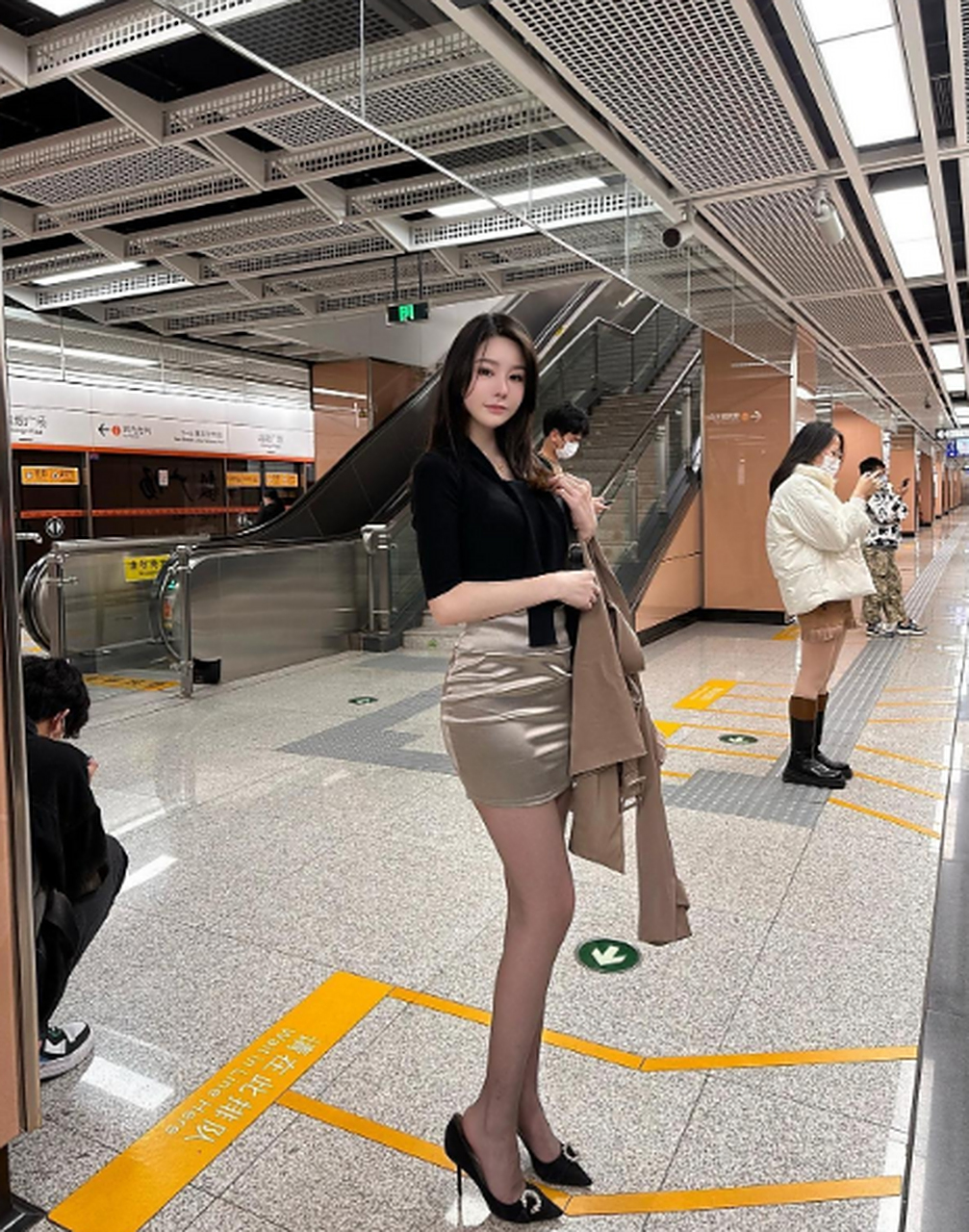地铁站拍一位非常有女人味的丝袜美女!
