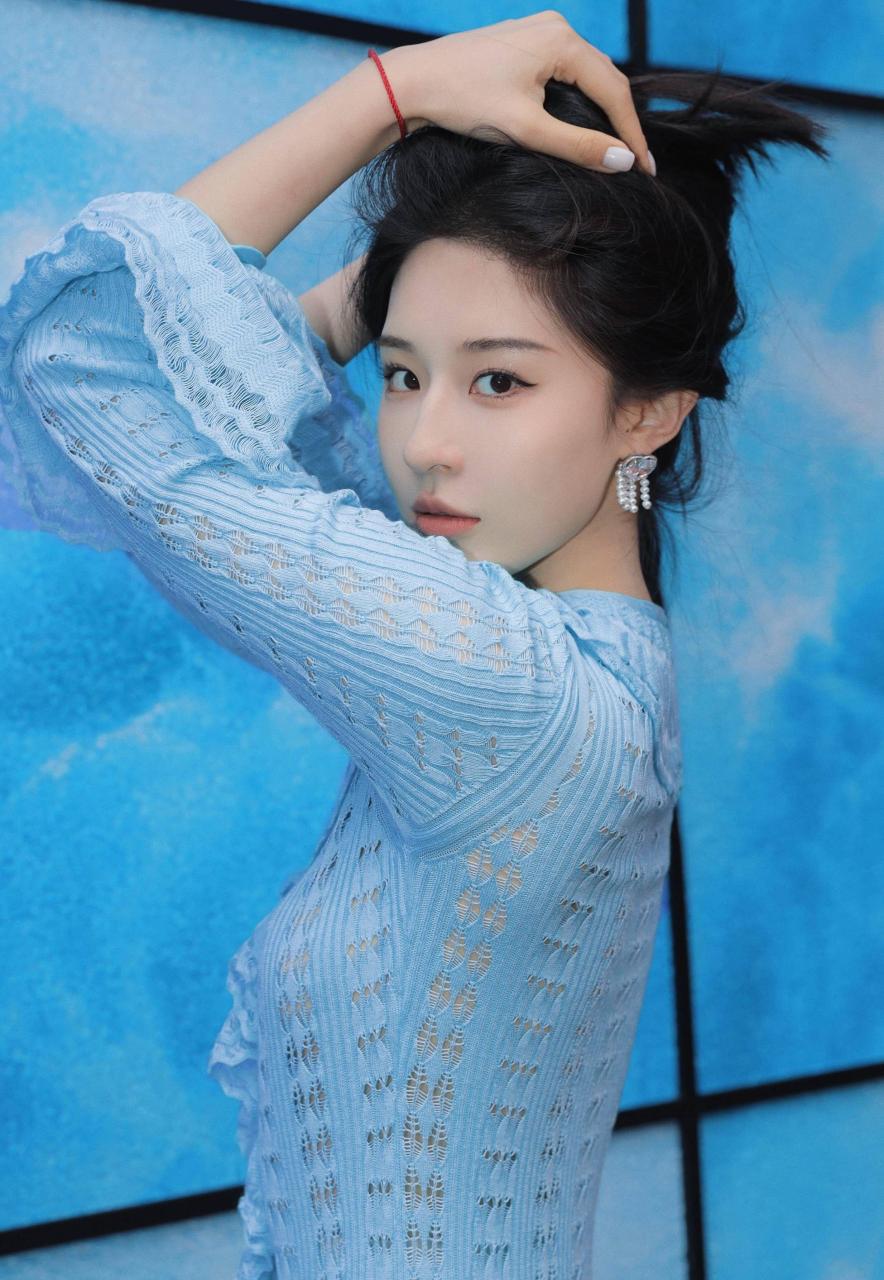 于雯蓝色连衣裙性感写真,优雅大方又显气质,真是美翻了