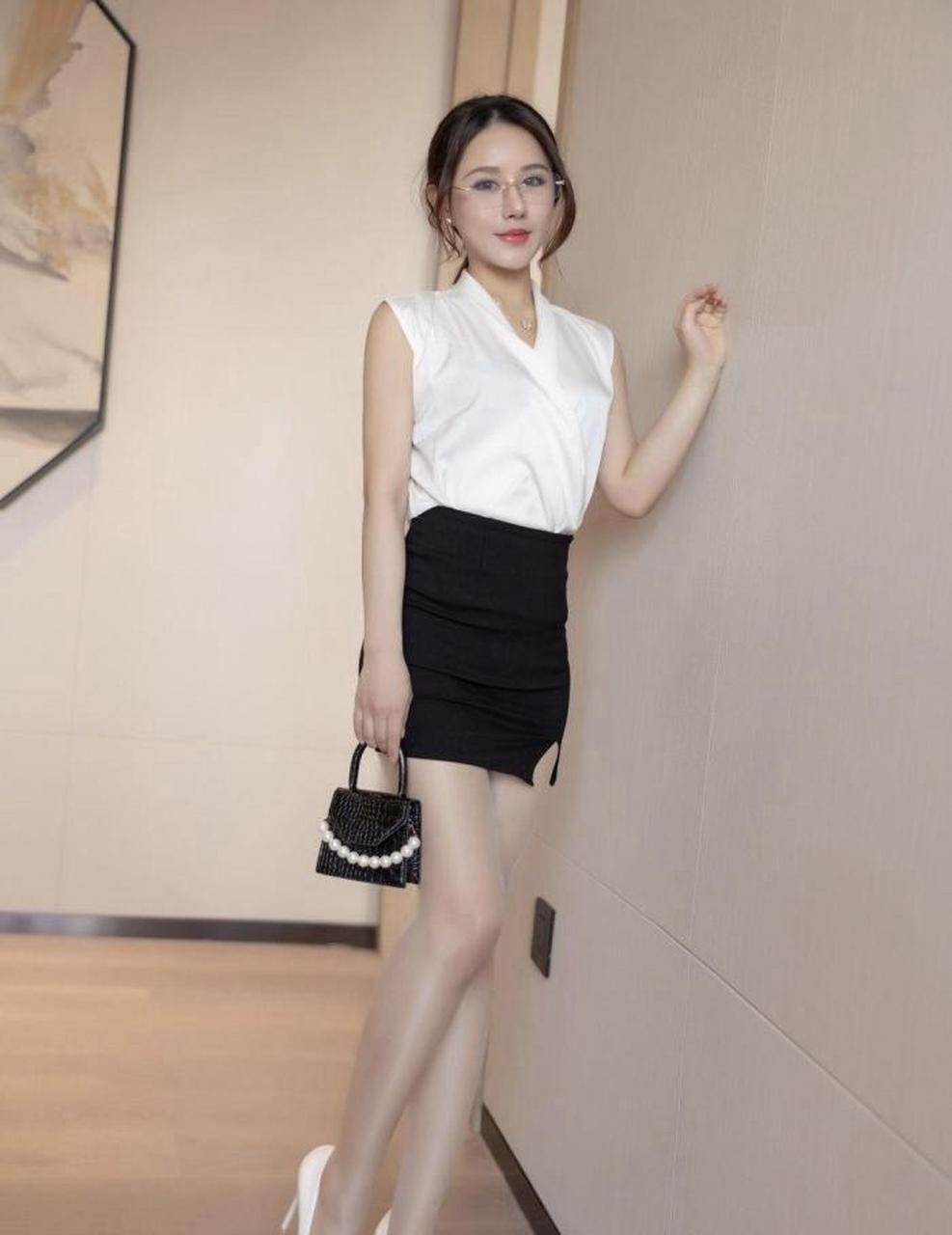 美女图集:肉丝包臀裙眼镜熟女,会发光的肉色丝袜