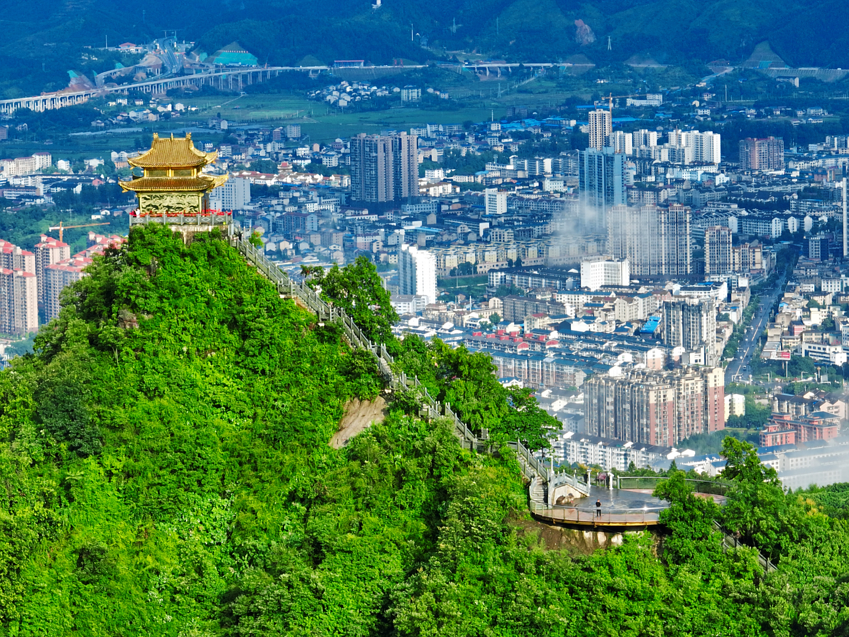 去靖州县玩得话,推荐飞山景区,是国家aaa级旅游景区,性价比超高的