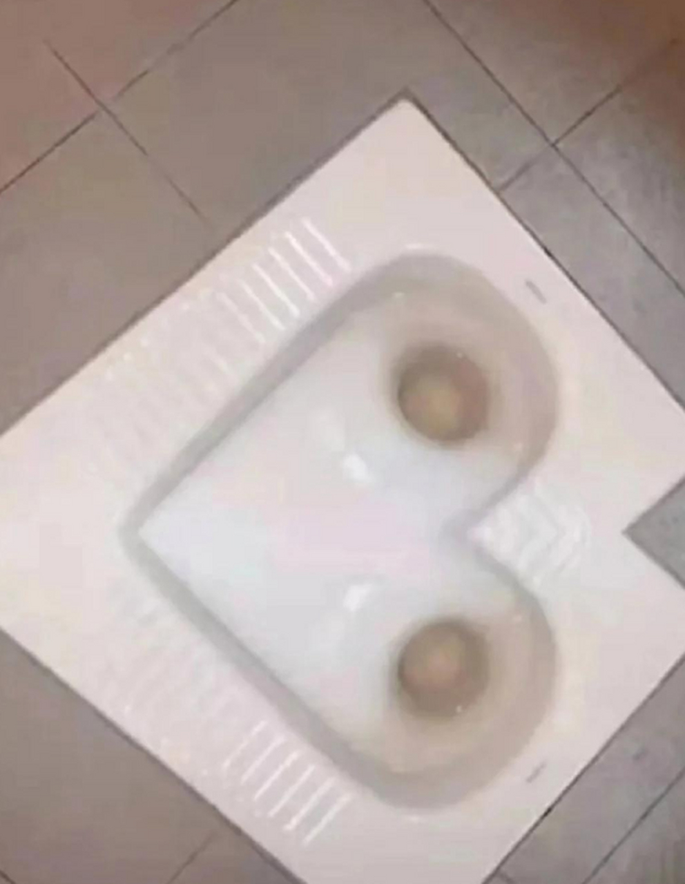 这爱心厕所造型满好看,就是这要怎么个蹲法,才是正确的