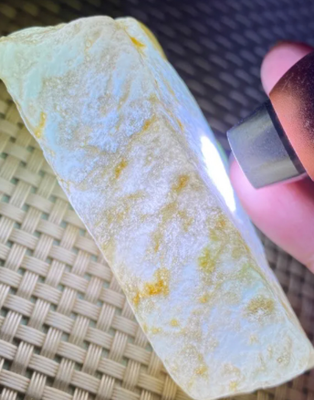 点击头像看直播##翡翠原石# 大马坎玻璃种,205克,整个脱沙,寒光四身