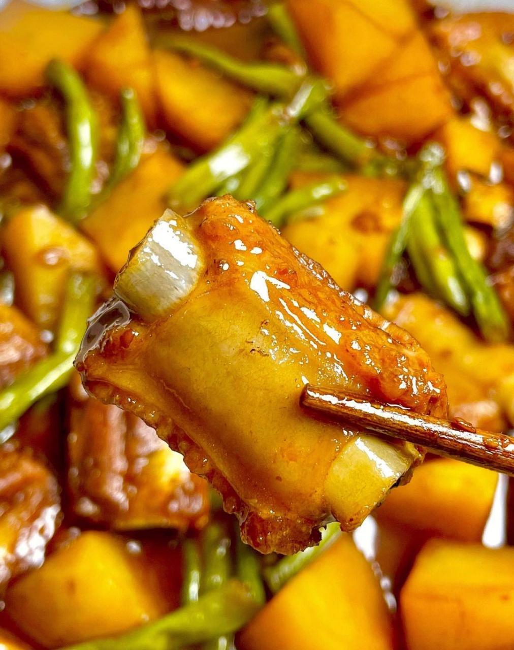 【排骨土豆炖豆角】 排骨软烂,豆角和土豆超级香!