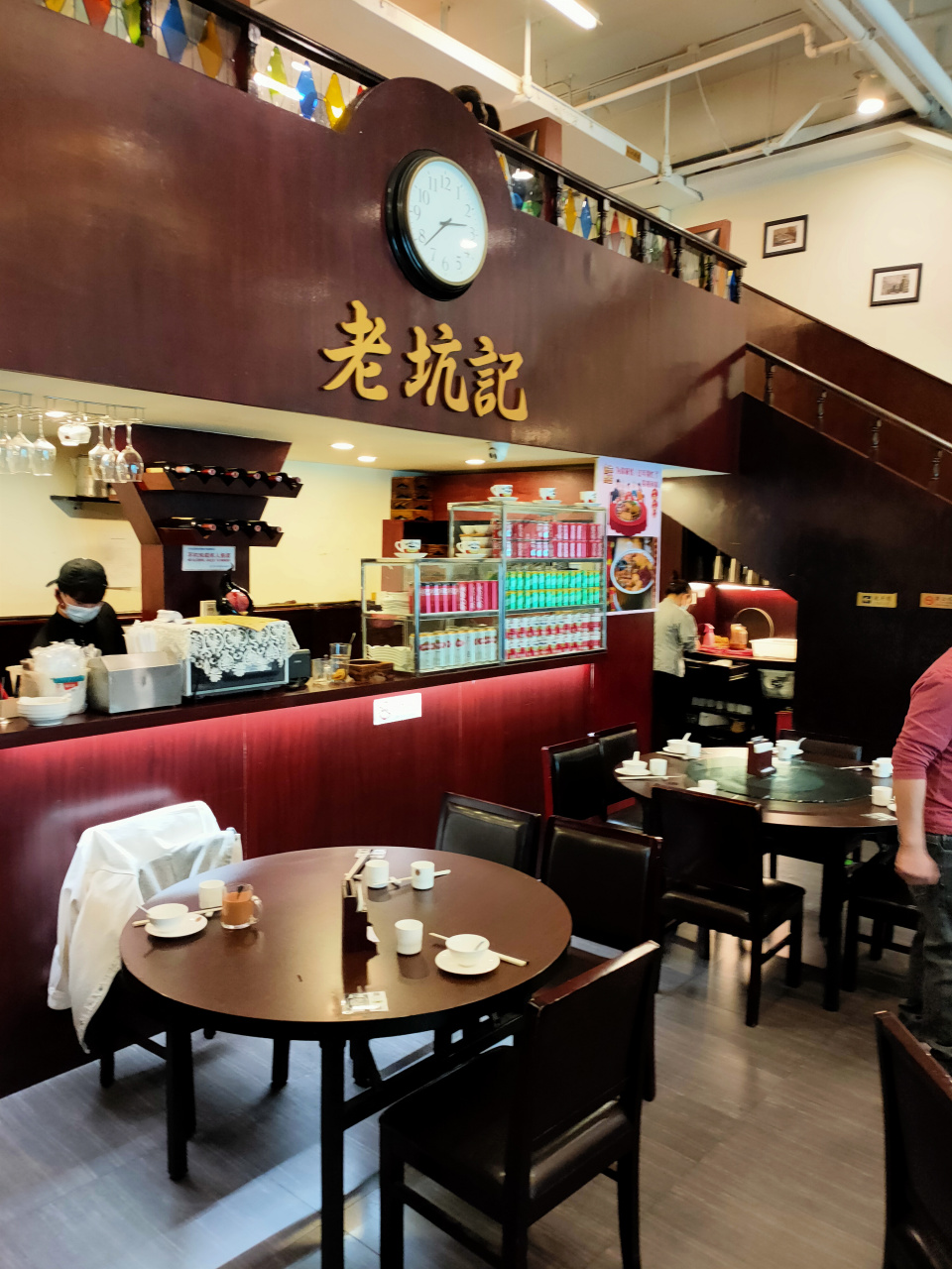 北京美食探店|老坑记香港经典小菜馆 走过门口的彩色屏风,店里的复古