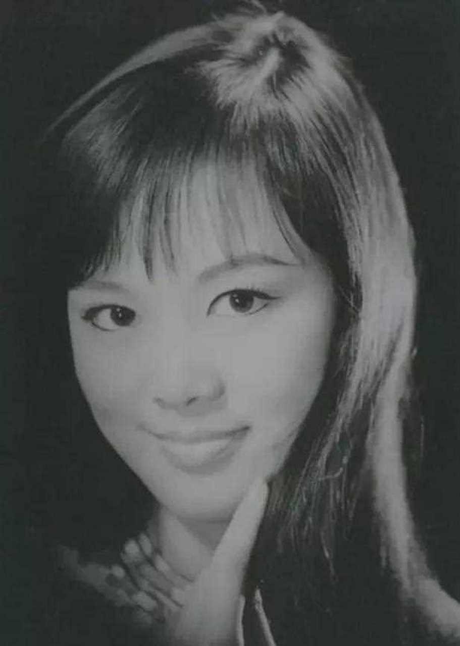 一代美女白韵琴年轻时候还是单眼皮,不过她如果没有去开双眼皮,也许