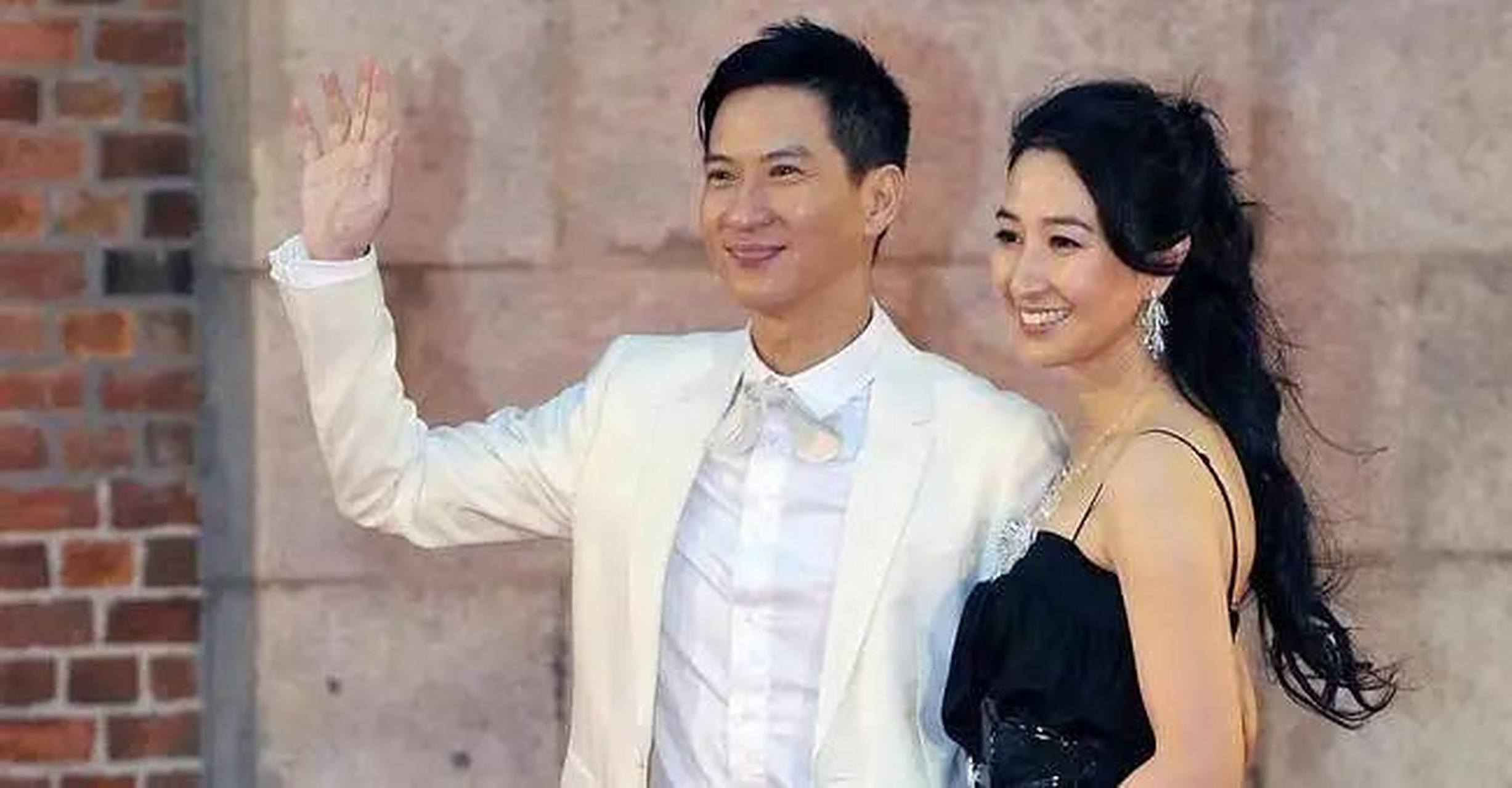 真正"相亲相爱"的明星夫妻之张家辉和关咏荷  因为《龙在江湖》这部剧