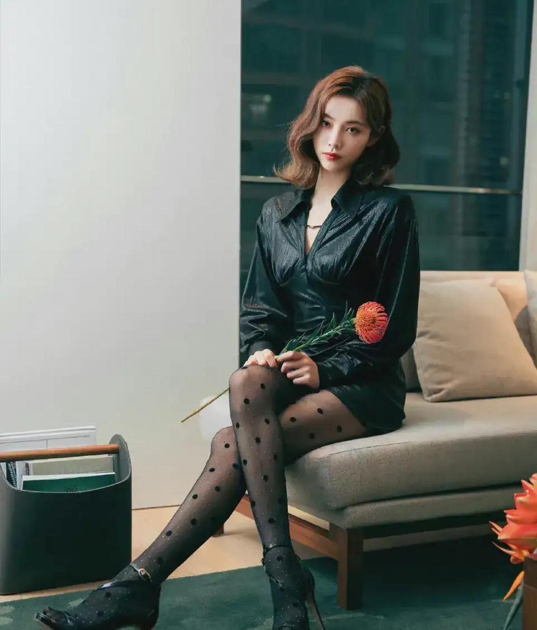 许佳琪的波点黑色丝袜美腿!真的细,竹竿子一样!