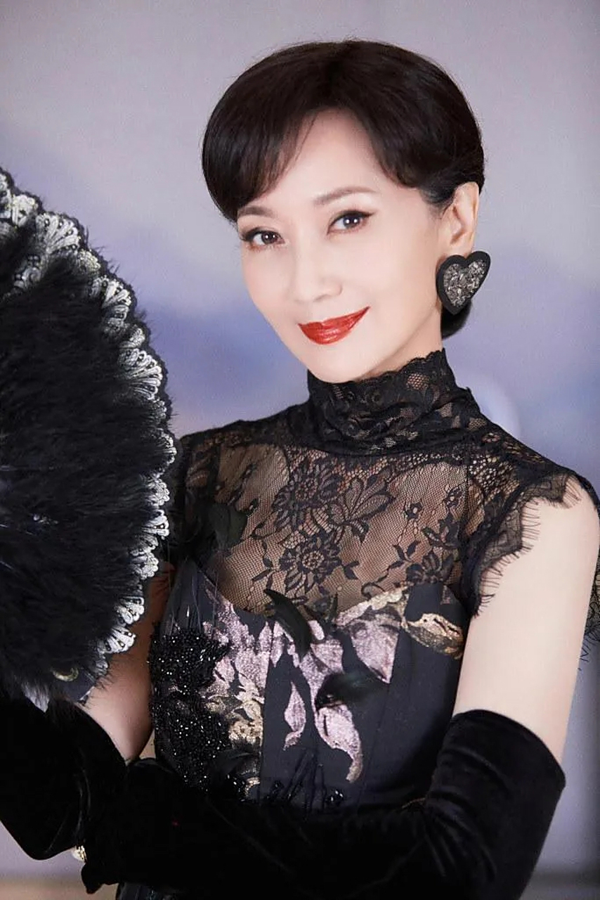 赵雅芝穿黑色刺绣蕾丝长裙,美艳霸气变冷御女神.  优雅永不过时!