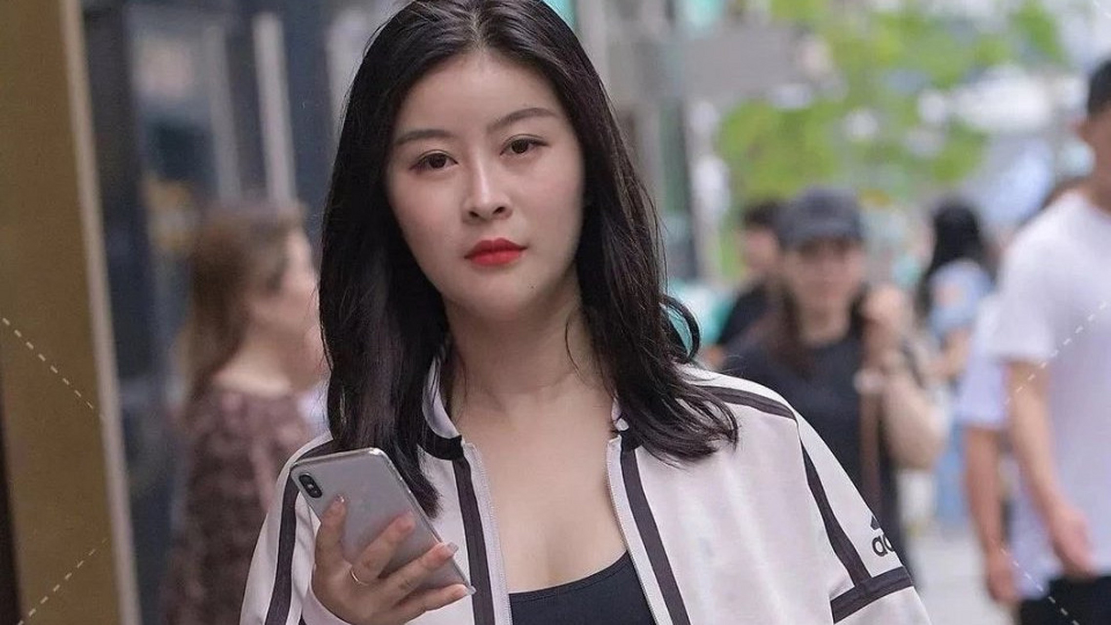 街拍:成熟微胖的紧身裤女神,这身材就是不一样