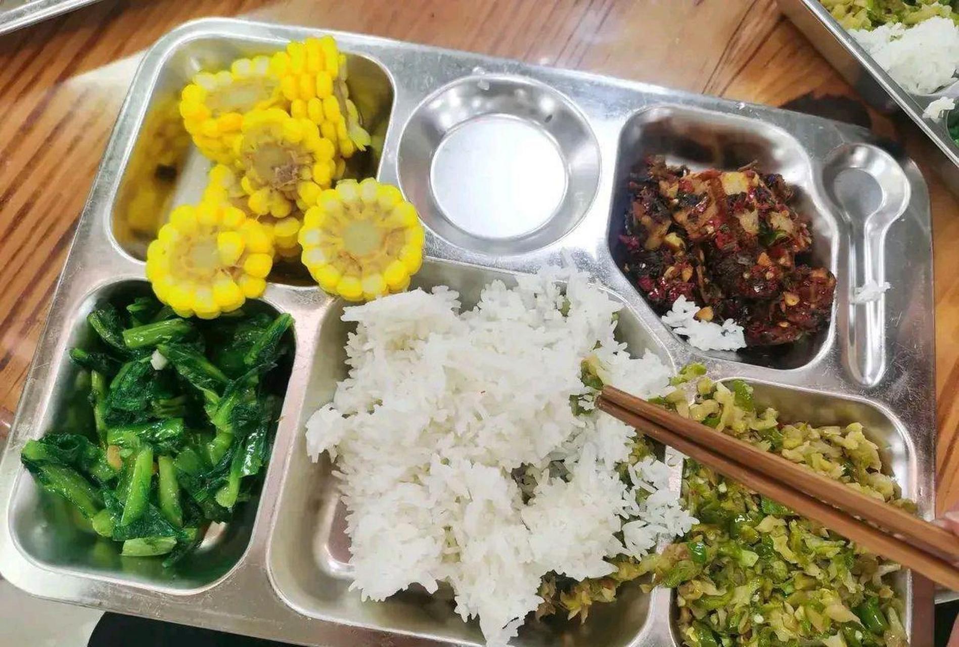 网友:乡镇机关食堂,十块钱标准的午餐,免费的,不够可以继续添加,这