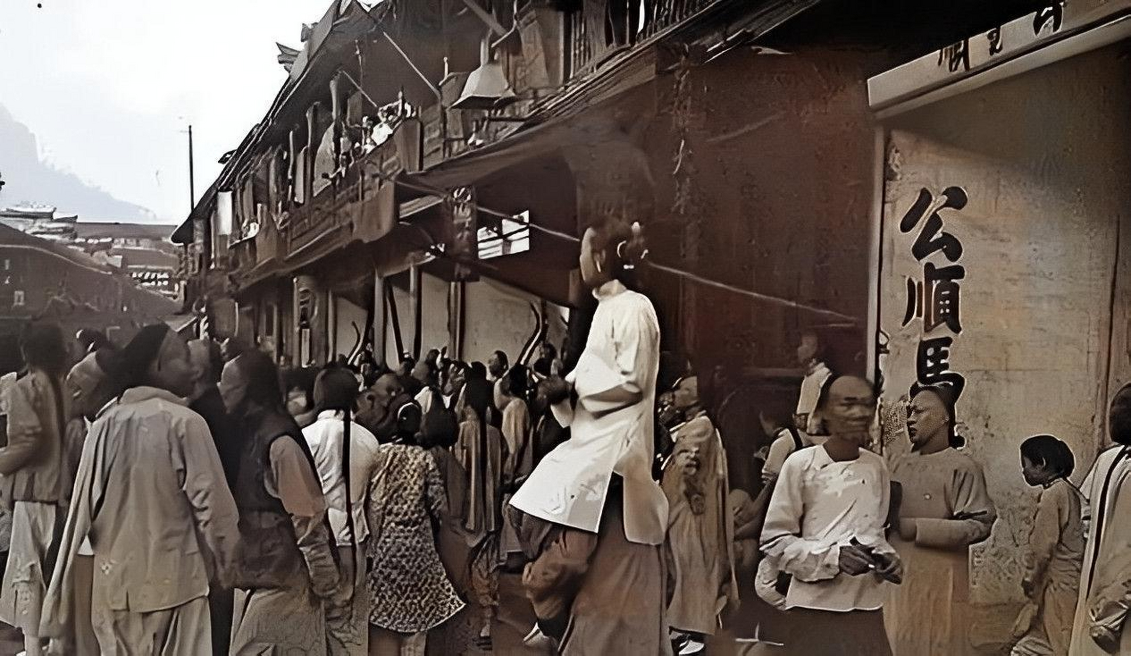 清朝末年,在街上拍了一张照片,他们显然不知道照相机的存在,因为在