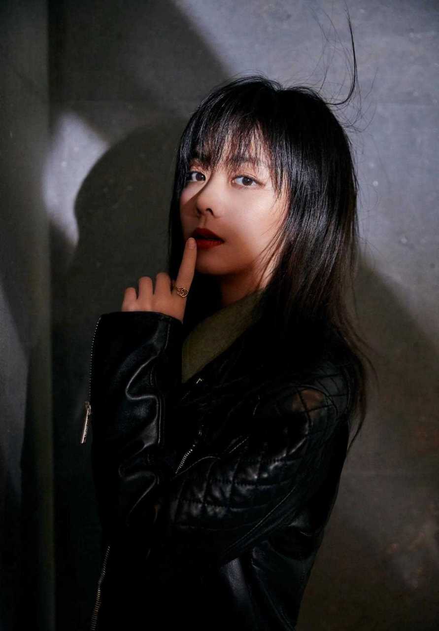 谭松韵这身黑色皮克造型,简直是"又酷又飒",谁说娃娃脸就不能当"女