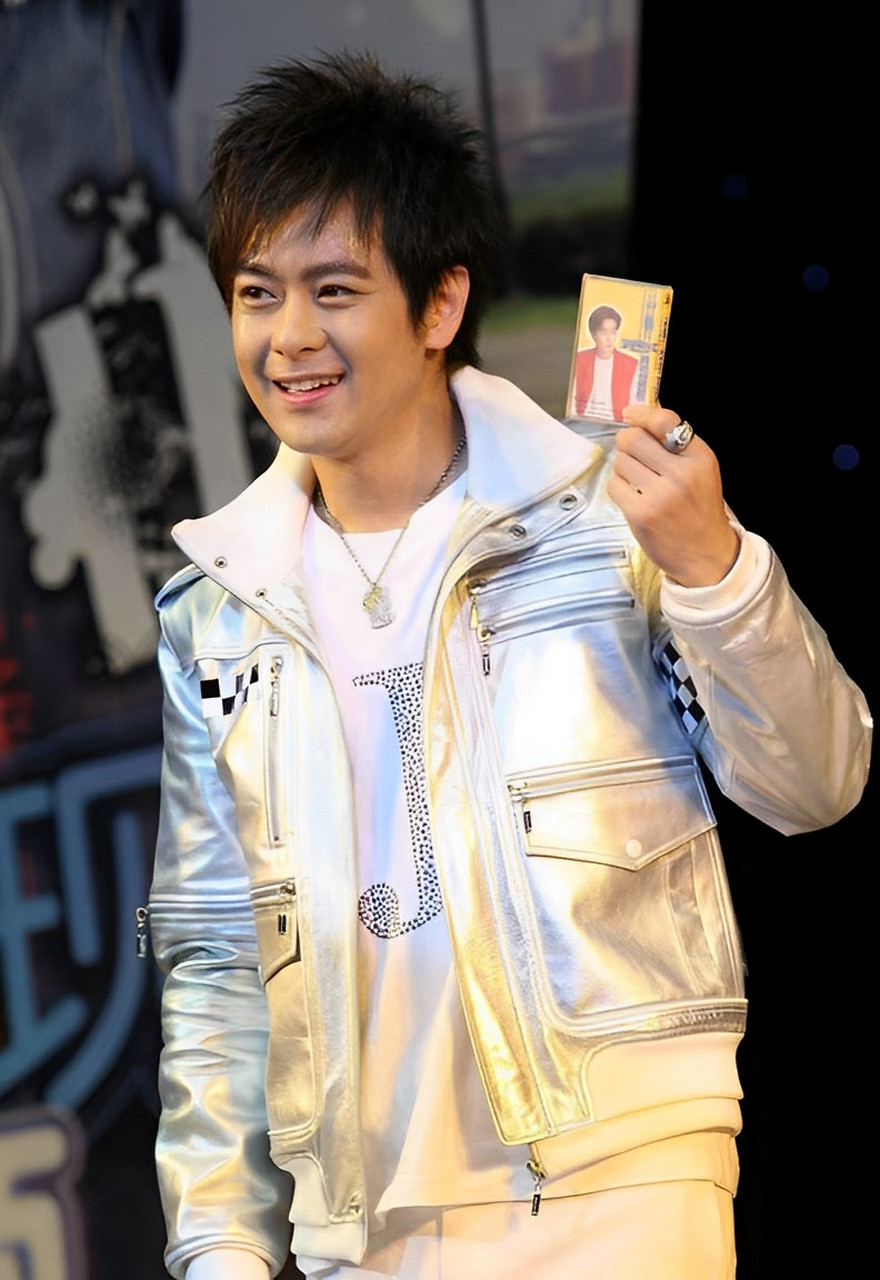 他的笑容看起来很尴尬.#林志颖