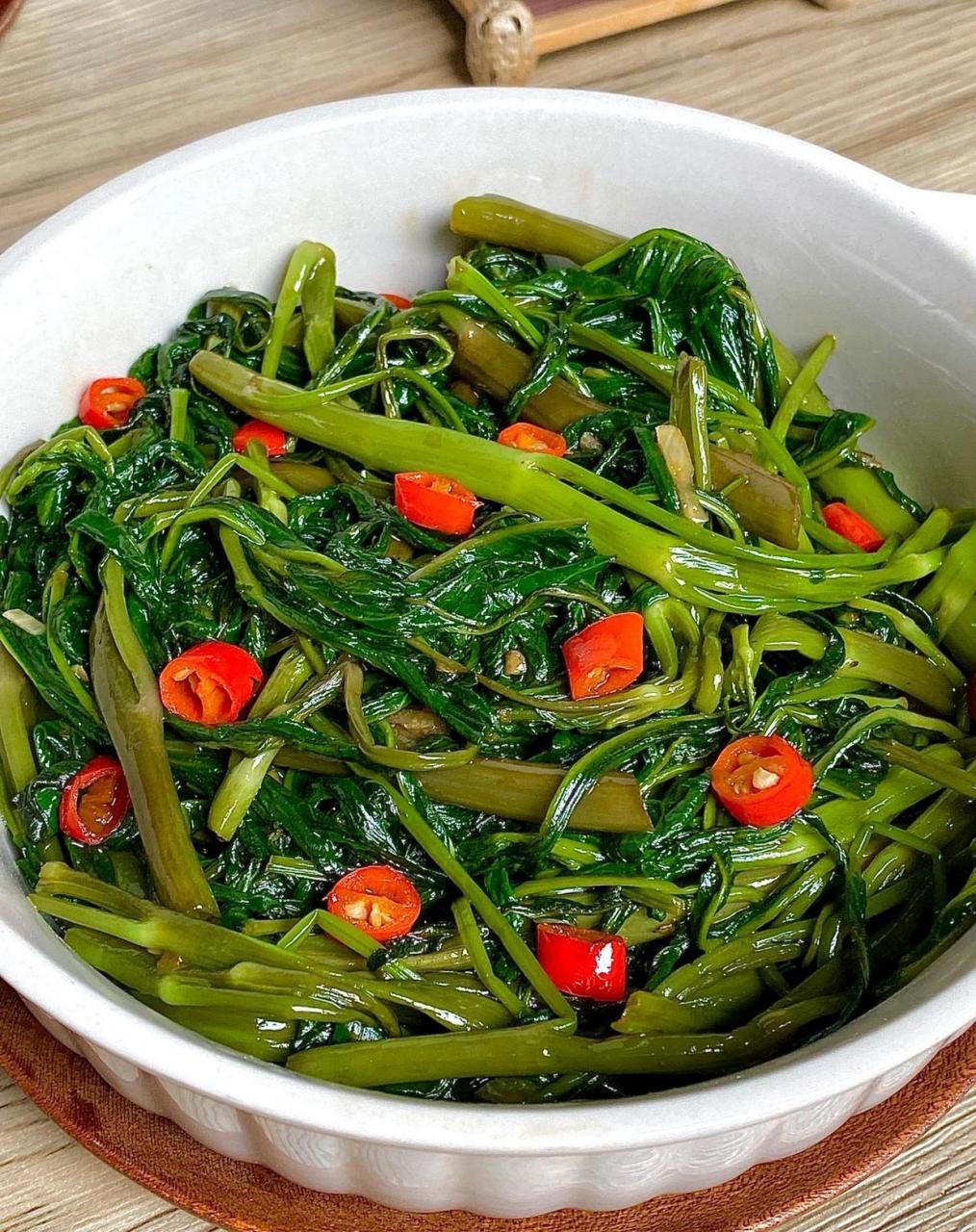 超简单的蒜蓉炒空心菜??清脆爽口健康美味??|||[派对r][派对r][派对r]