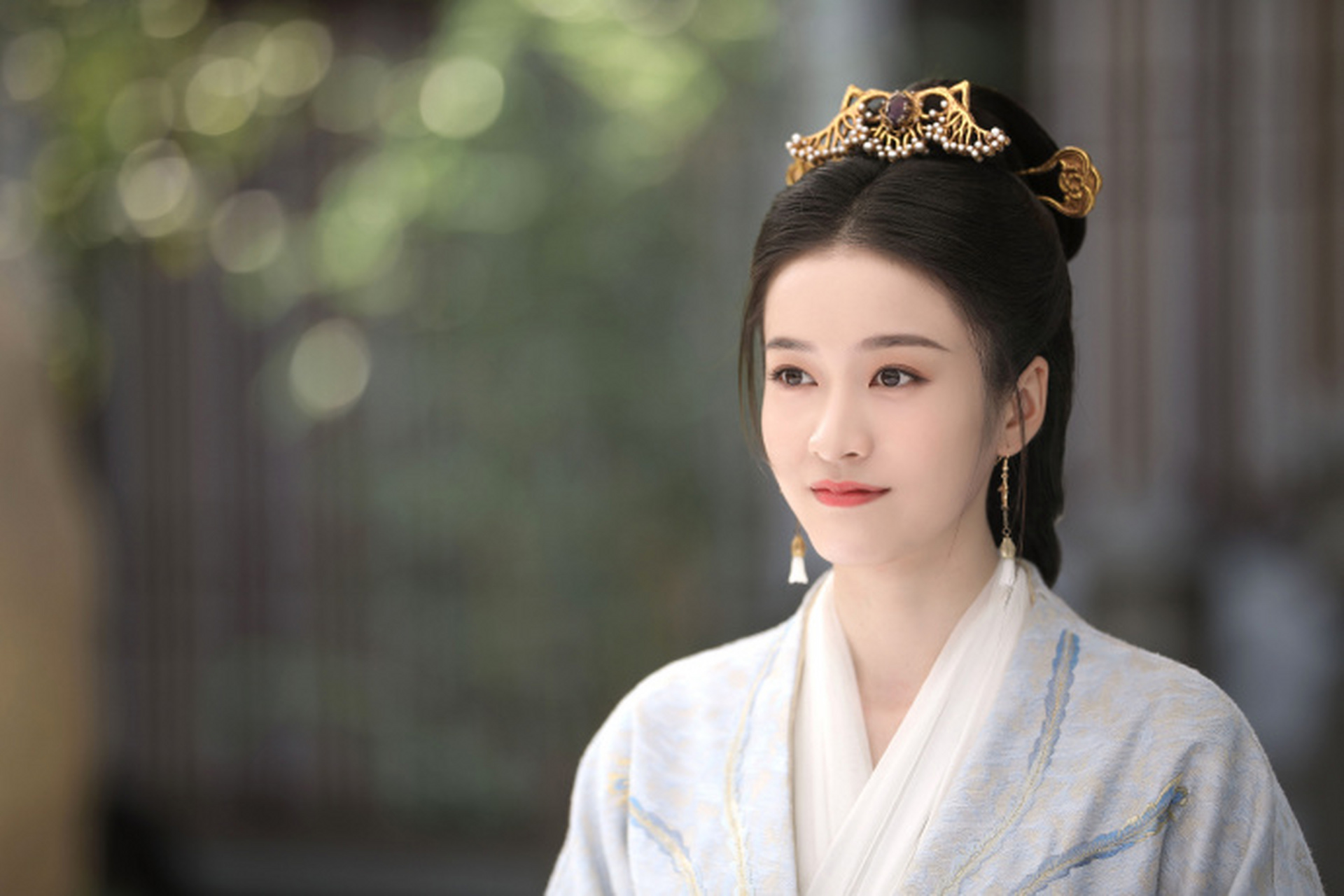 张雪迎古装造型,在线演绎出入古今画,表里俱澄澈.