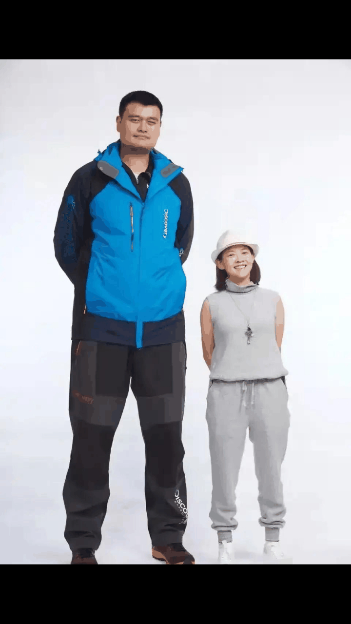 gif创作人# 这是两张图是姚明分别与曾志伟父女俩的合影