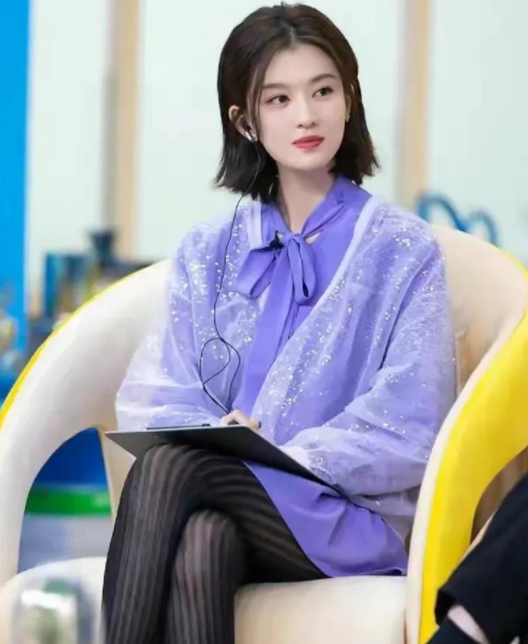乔欣最新写真,穿紫色衬衫搭黑色丝袜,尽显优雅迷人的高贵气质