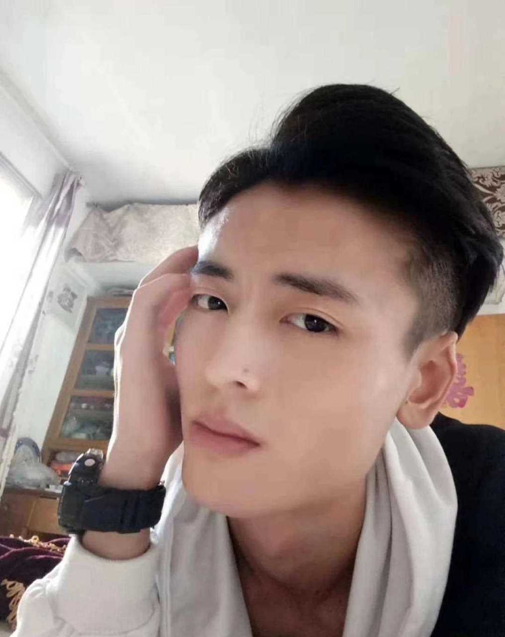 姓名(昵称)吴俊飞[药丸] 年龄23 身高(cm)174 体重(kg)5 学历本科