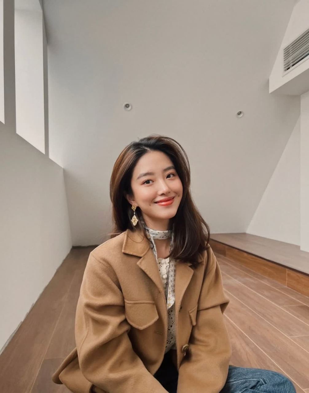 杨采钰更新了个人服装穿搭分享,驼色毛呢军装搭配短腰外套,白色手工