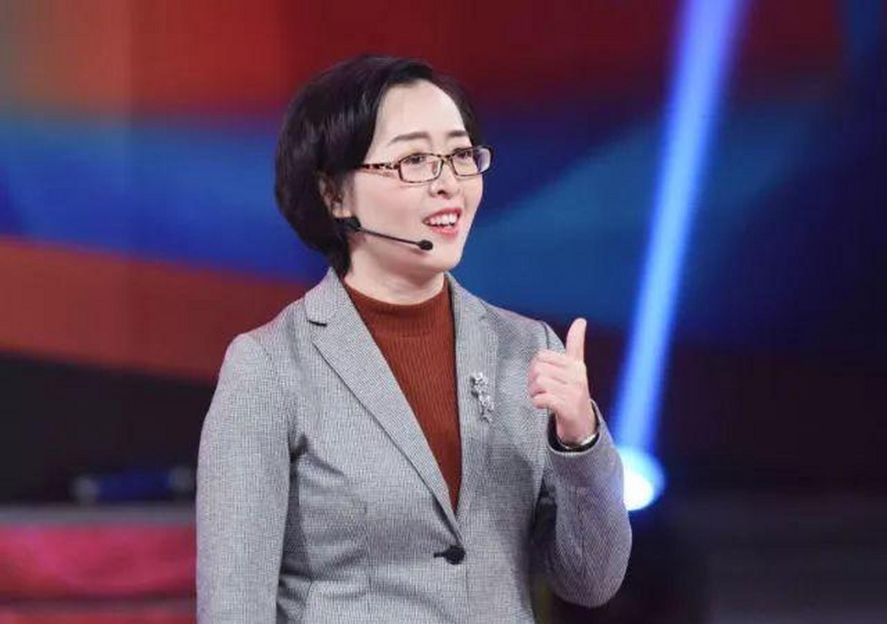 2019年,语文老师赵旭突然发现粉丝量一夜之间暴涨到100万,她也随之大