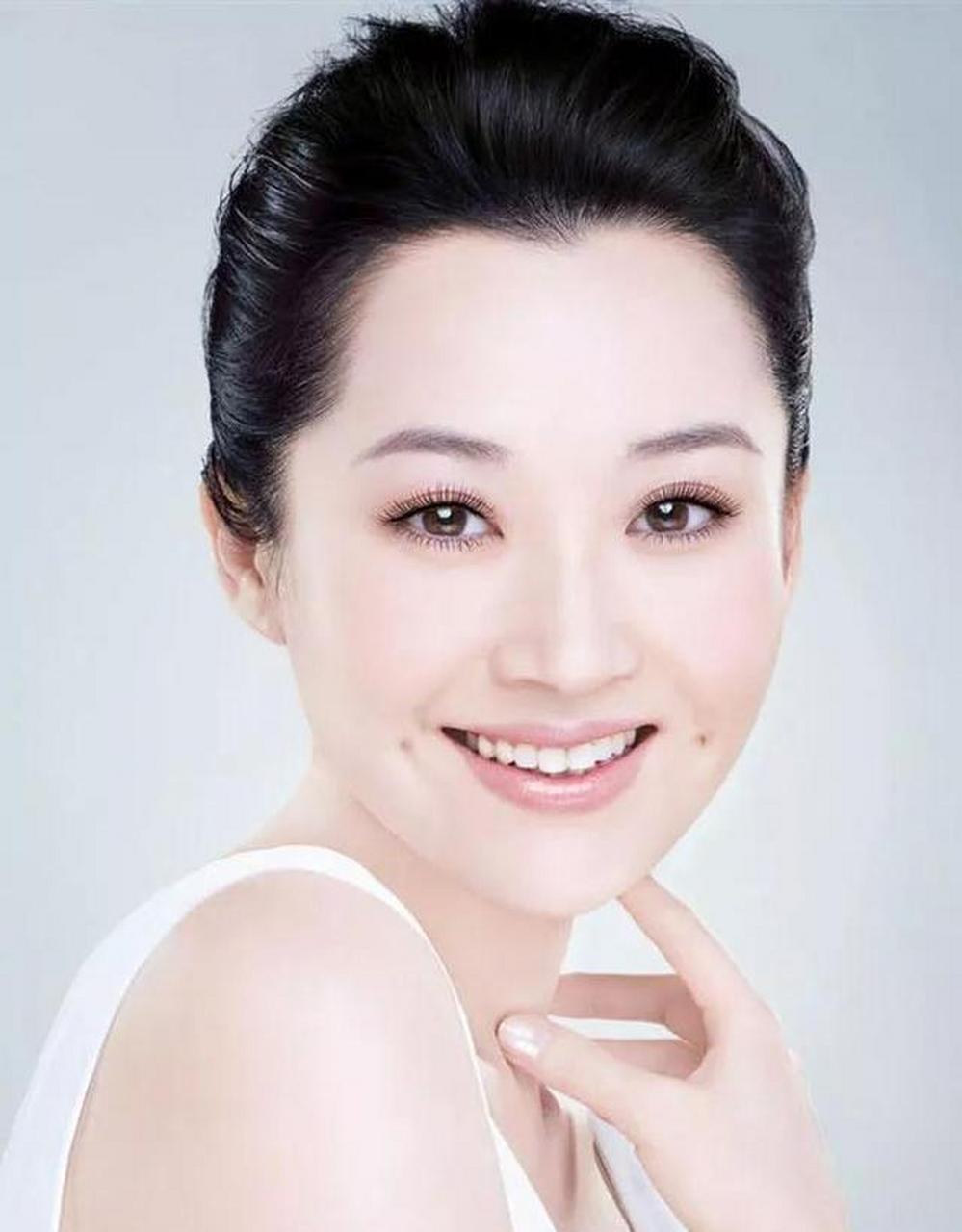 许晴的梨涡非常醉人,浅笑安然,性感唯美的女人