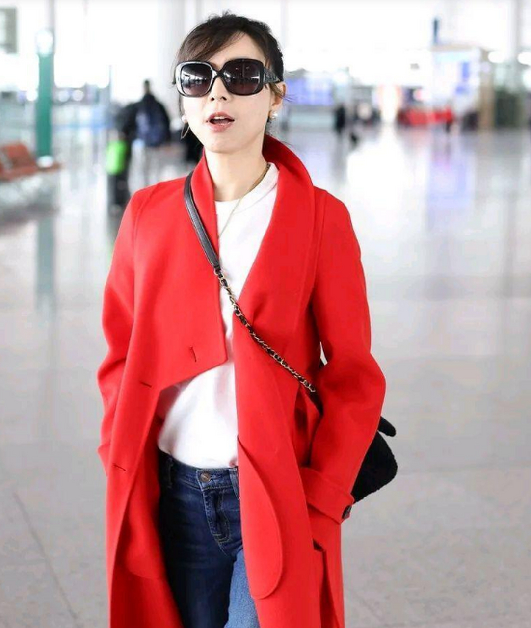 张静初走机场,穿红色风衣,配下身穿蓝色牛仔裤,眼前一亮,真的是太有