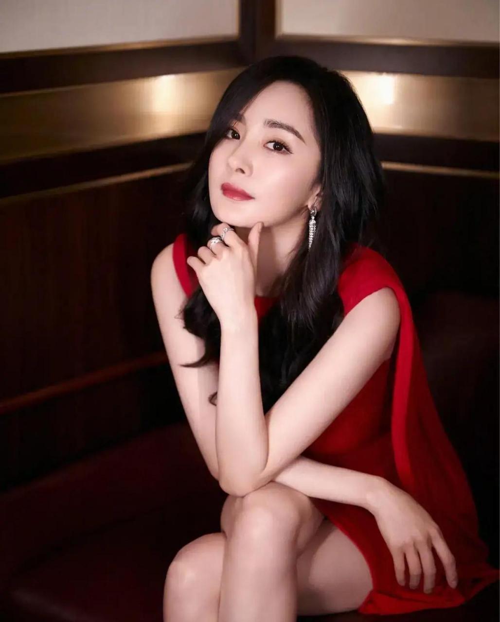 杨幂一袭红色短裙,性感迷人