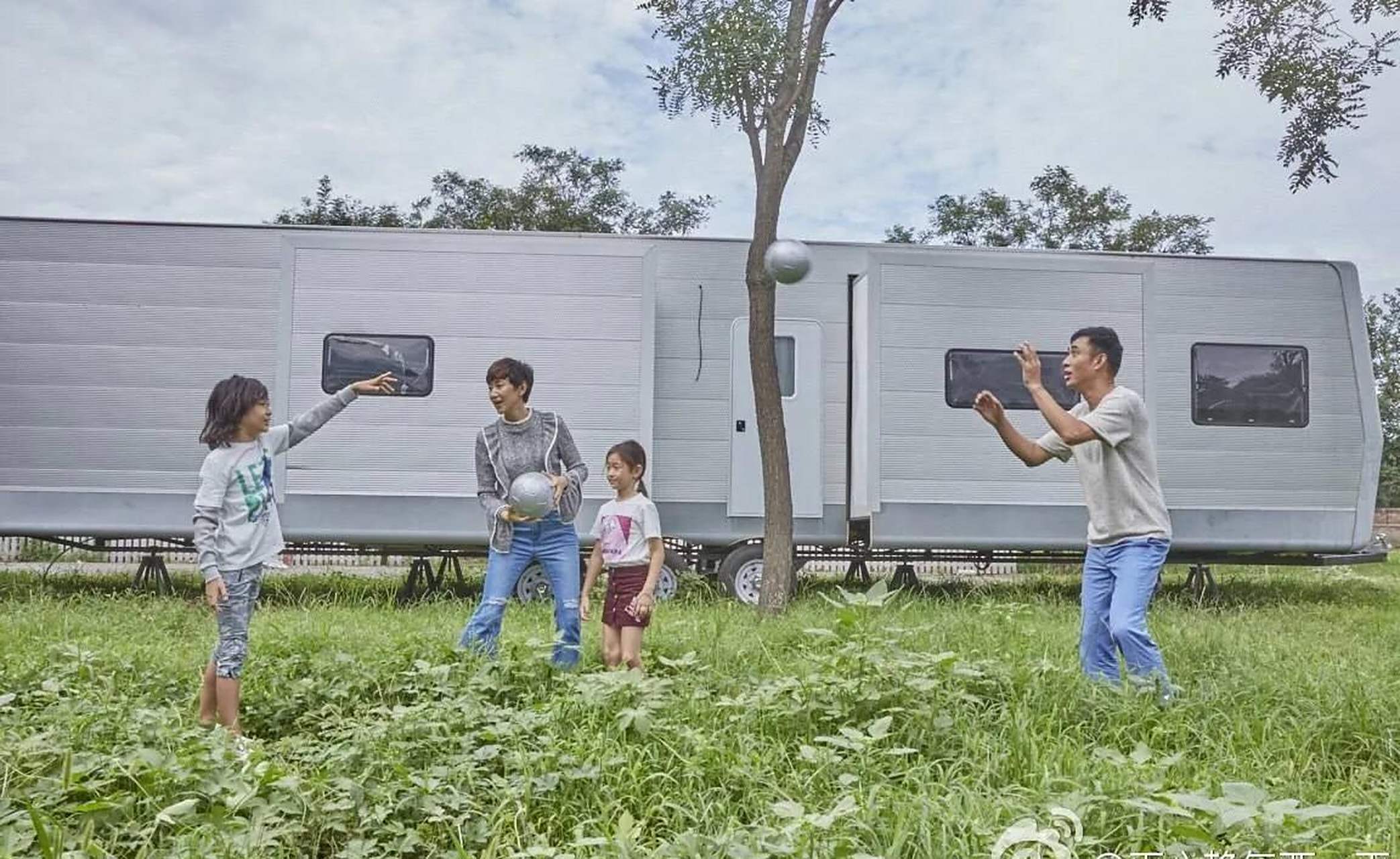 gif创作人# 曾经的著名演员贾一平与老婆董晓燕,儿子女儿一家四口的