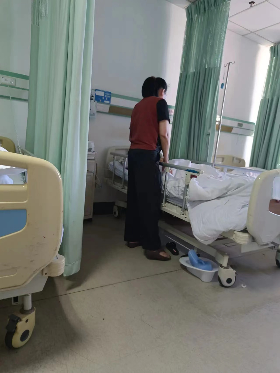 当老人生病住院时,却没有人陪伴.