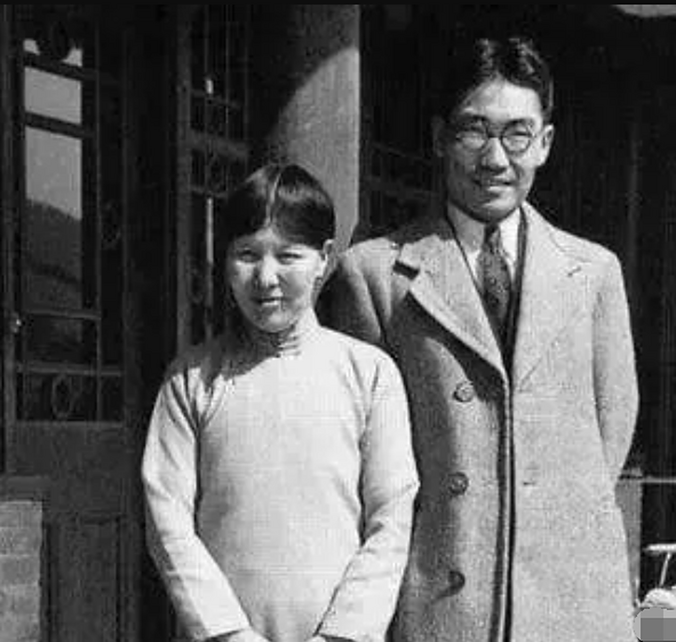 这是1929年,冰心与吴文藻的婚礼现场,娇小的冰心穿着西式白婚纱,站在