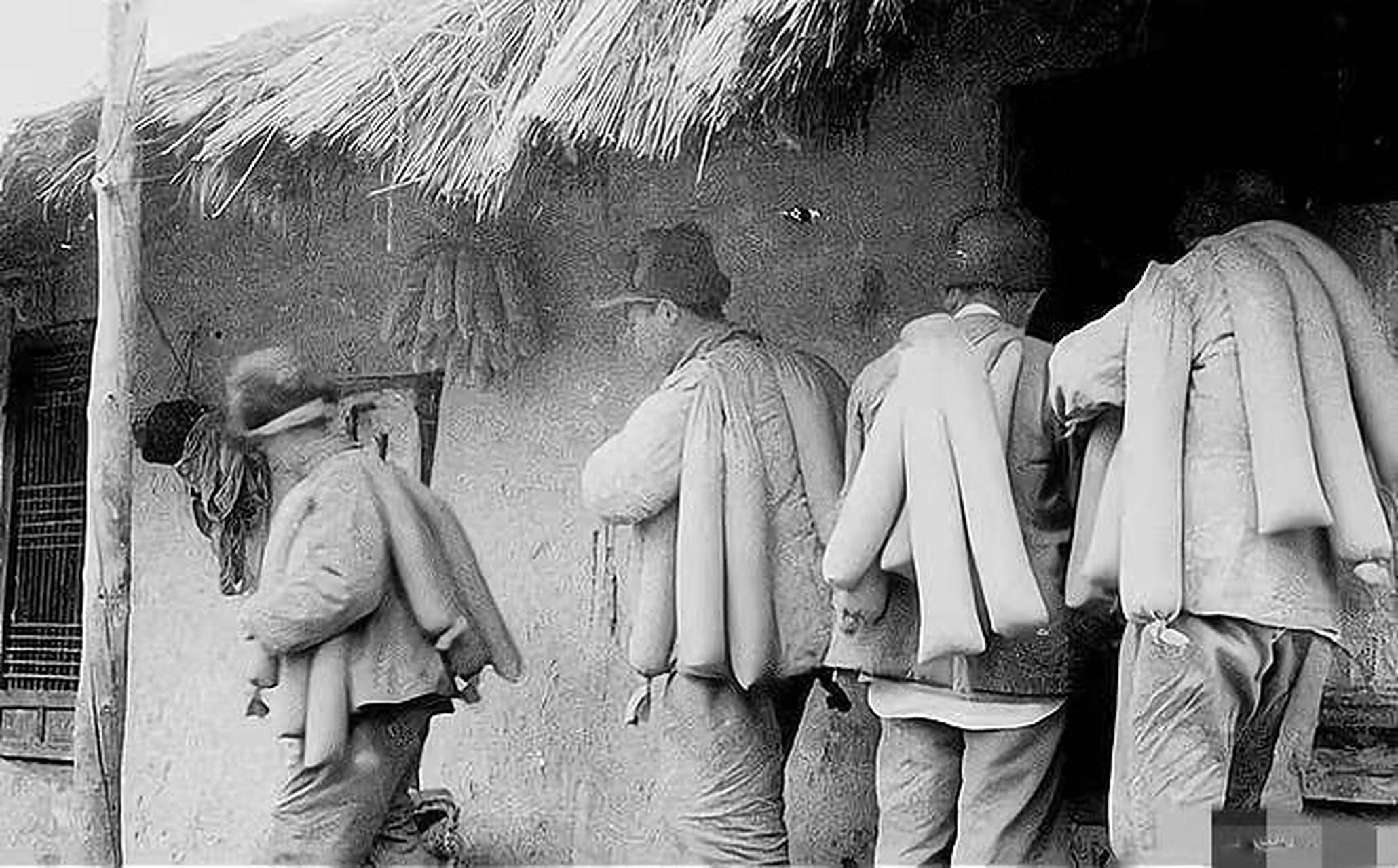 1952年,朝鲜战场上,志愿军战士们背起炒面袋子,准备奔向战场.