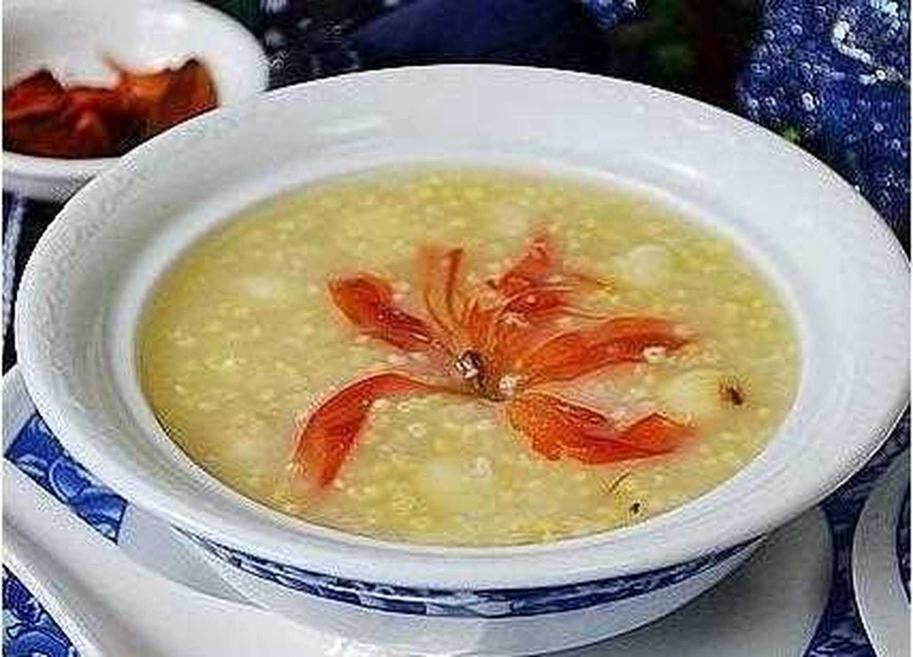 百合花莲子小米粥 原料:小米70g,糯米g,莲子40g,油适量,百合适量,冰糖