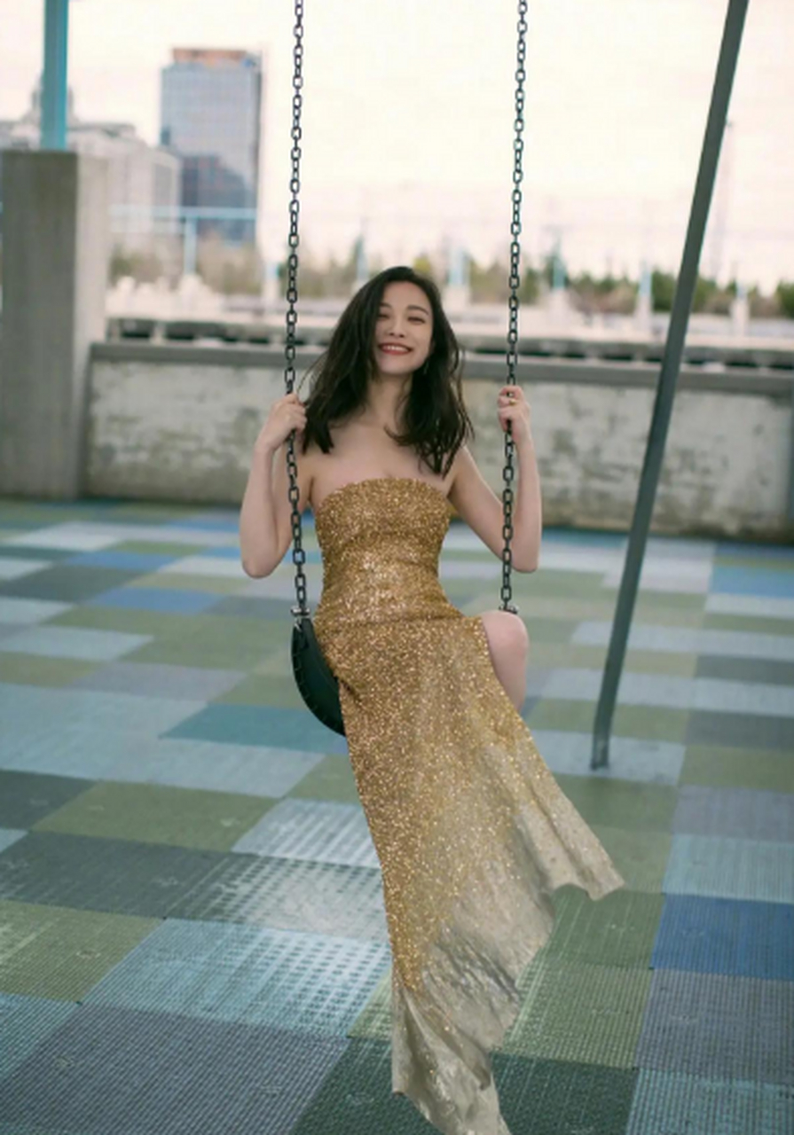 倪妮一袭金色闪光裙尽显曼妙身姿,释放妩媚性感魅力,爱了,爱了