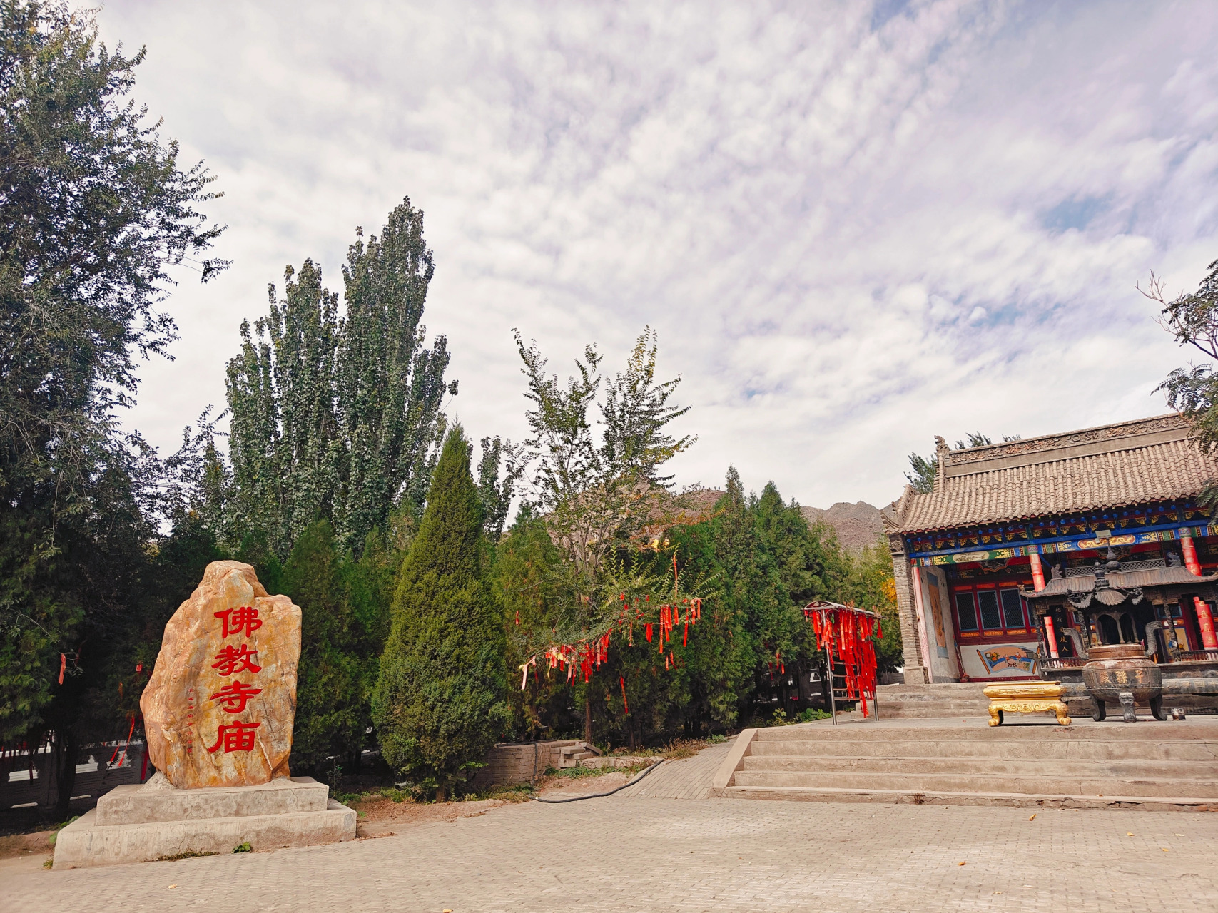 坐落在贺兰山麓,这座寺庙又名寿佛寺,是一座结合佛道儒三家有着三百多