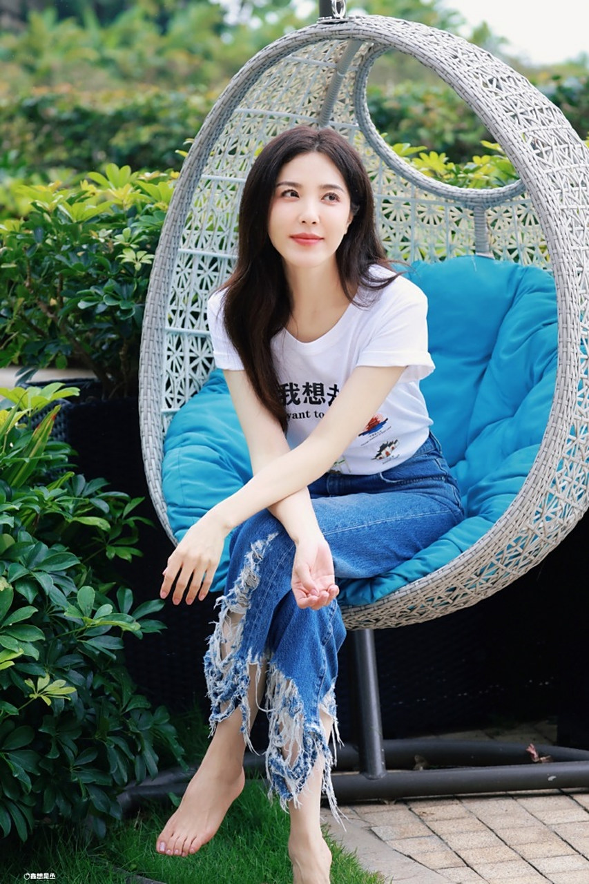 曾黎 赤脚荡秋千 淡雅如菊[鲜花]