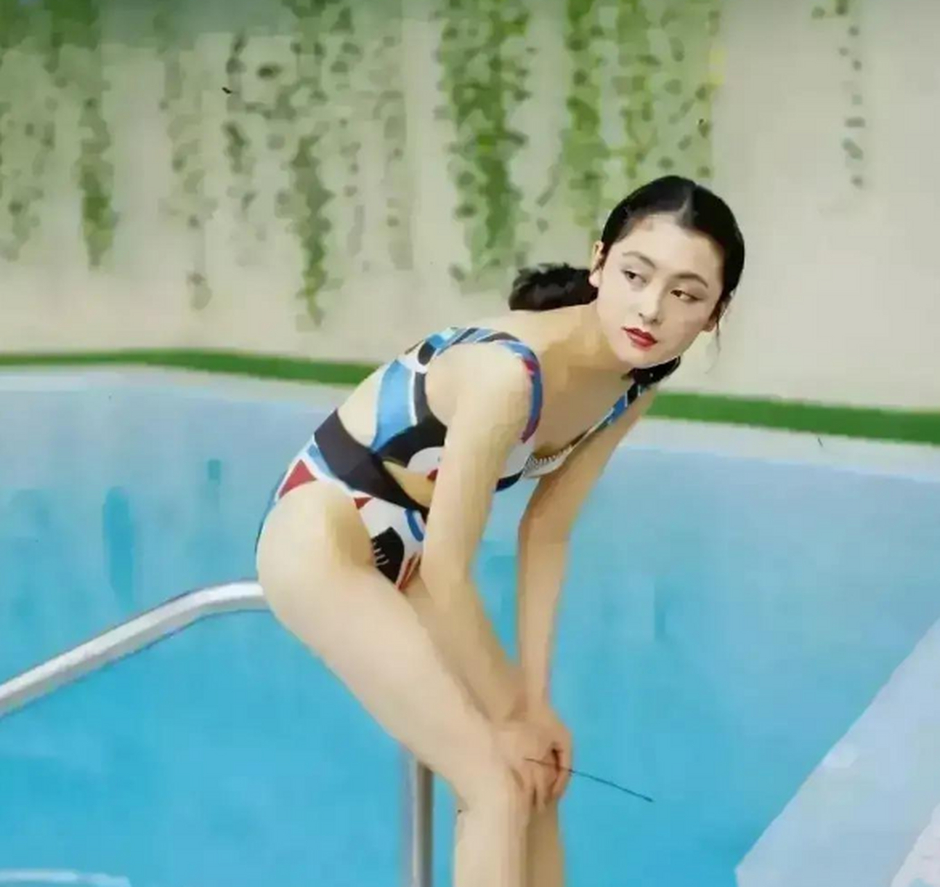 年轻时的陈红的泳装照,一袭红蓝白拼色的泳衣泳,满脸胶原蛋白,清纯