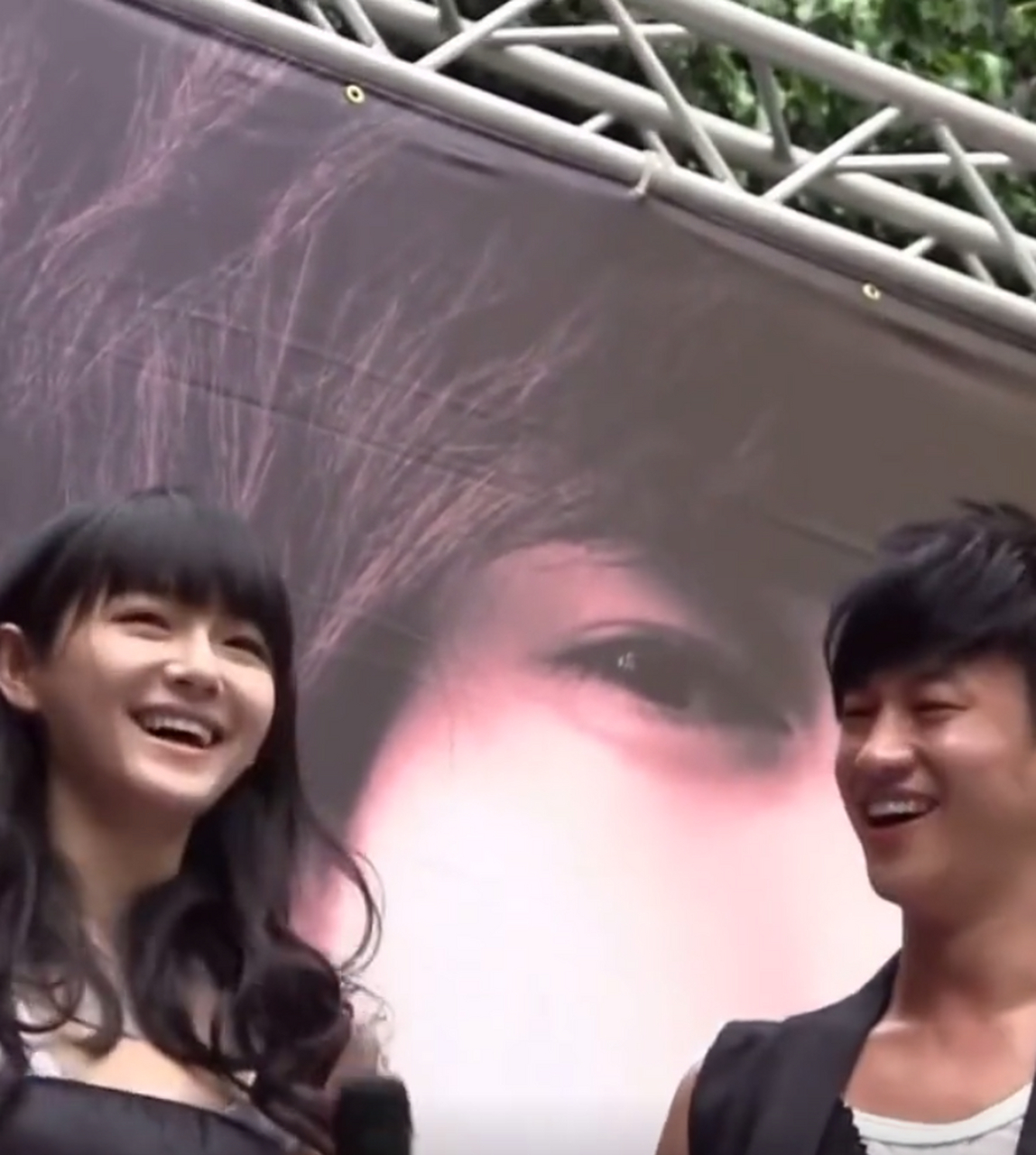 何润东 做宣传活动,大s突然到场令他惊喜不已,两人多次饰演情侣