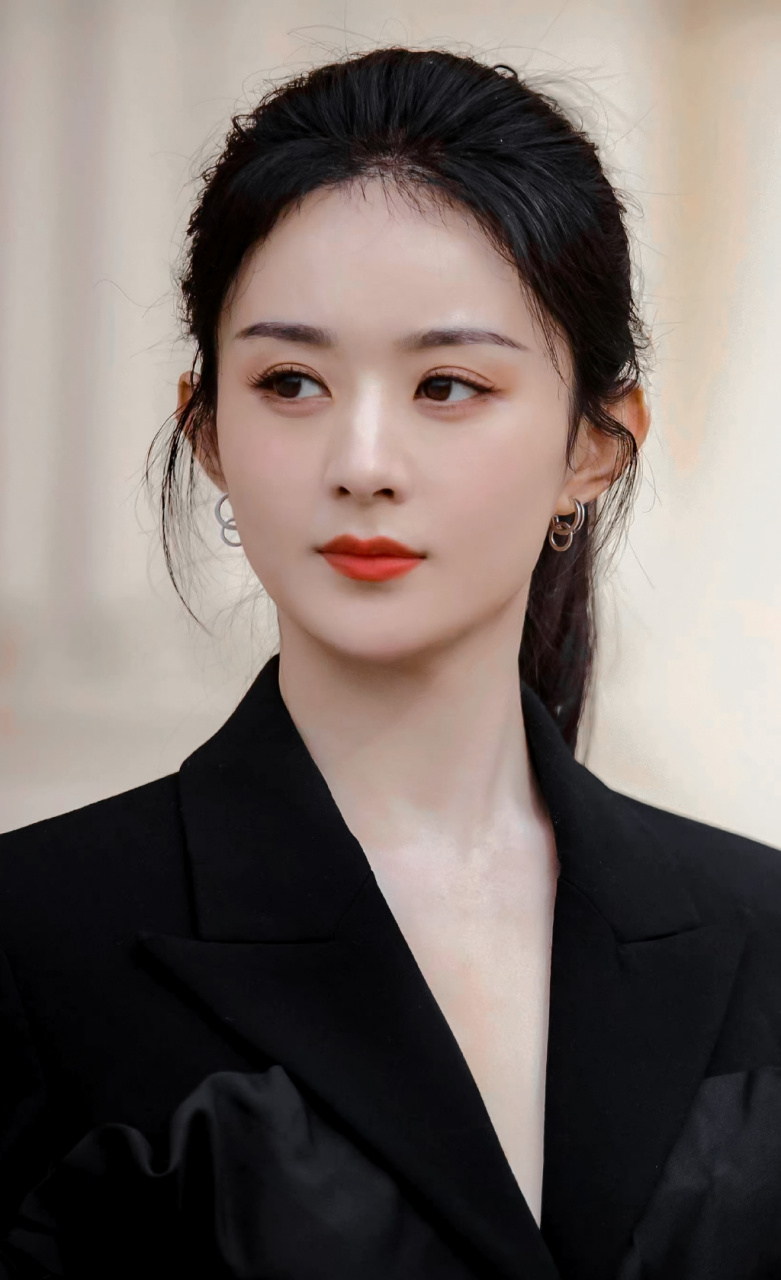 赵丽颖这一身高马尾西装造型真是太漂亮了,妥妥的又酷又飒霸道女总裁