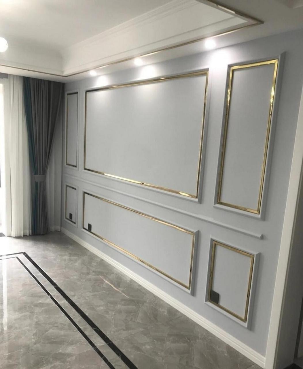 家里客厅电视背景墙,贴了金属线条,非常时尚,而且效果还不错,显得特别