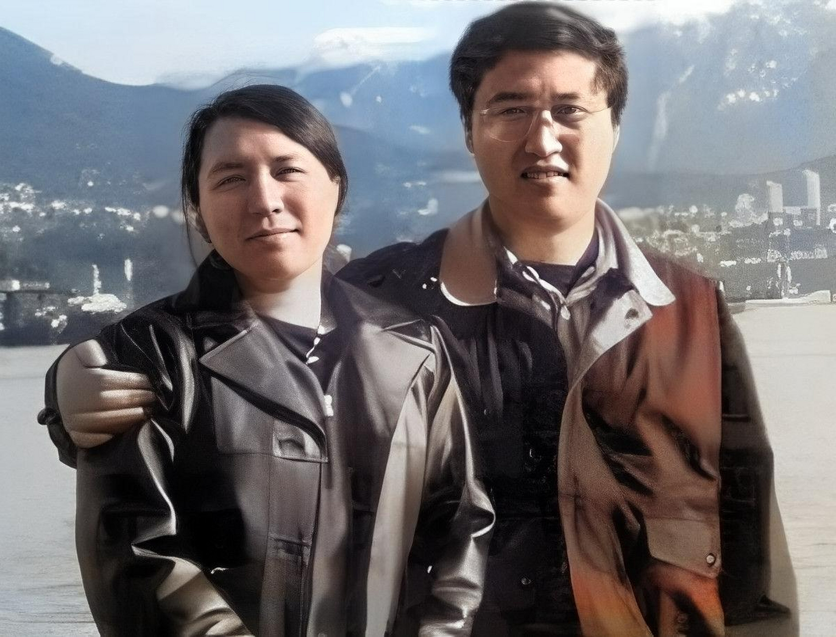 赵庆香的父母在重男轻女.她在很苦山长大.