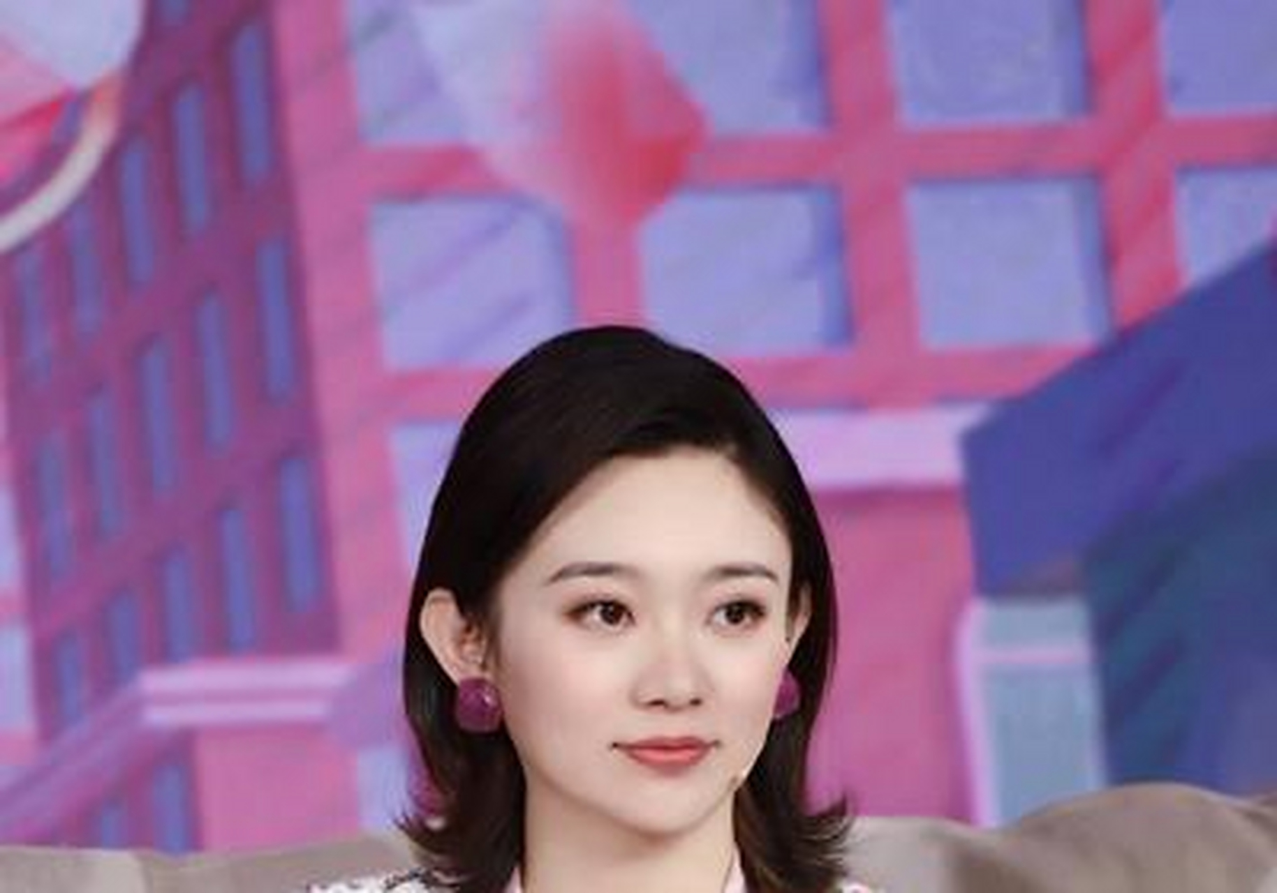 央视美女主持李七月,身穿小香风外套搭配粉色丝巾,优雅漂亮又精致 李