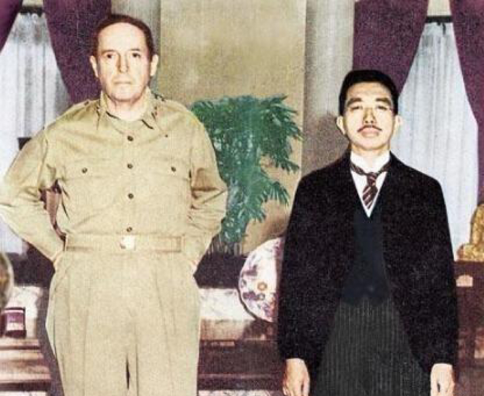 1945年9月27日,麦克阿瑟和日本裕仁天皇的合影,画面中麦克阿瑟要比