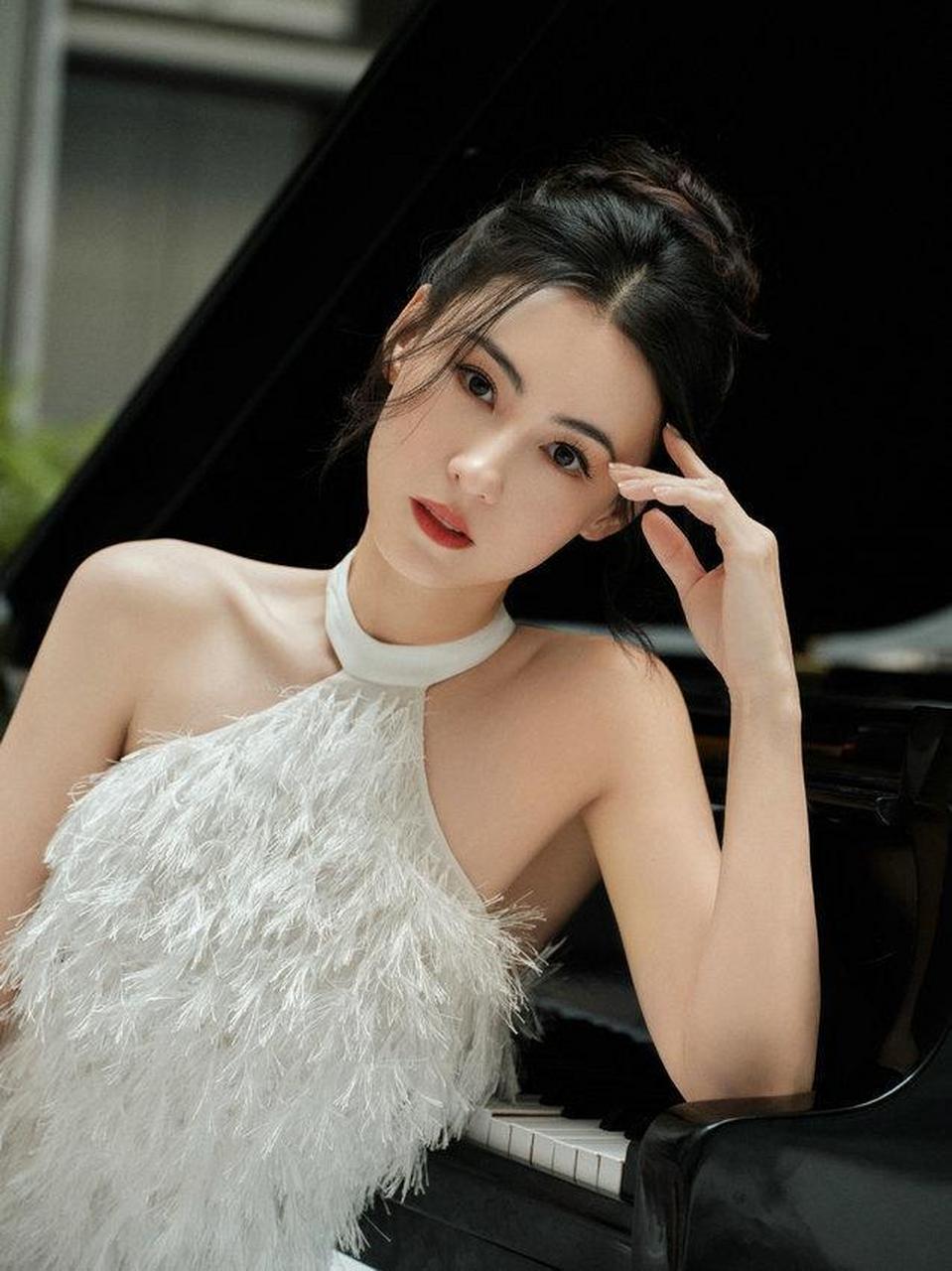 最近,张柏芝在巴黎参加活动,身着一袭白色露背长礼服,简直美得令人瞠