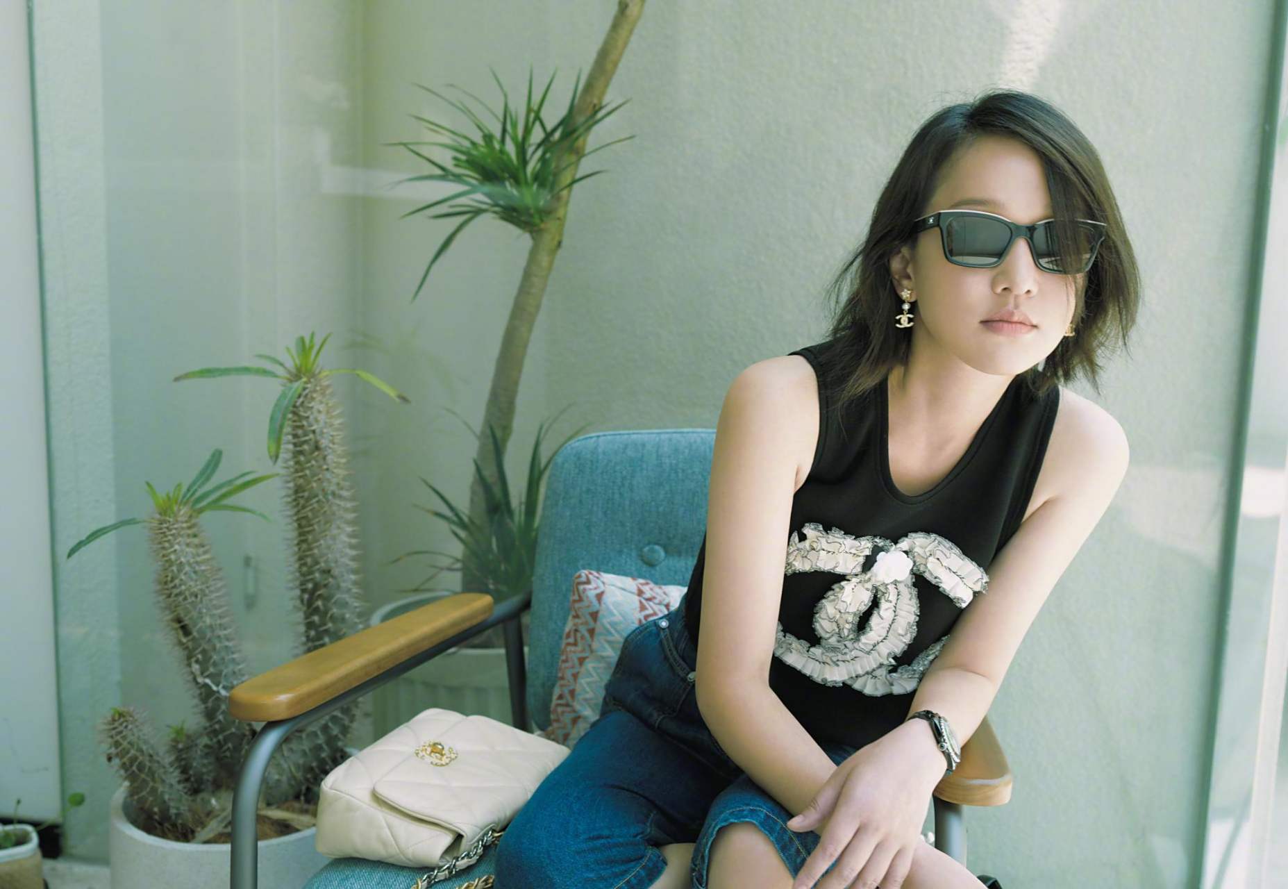 周迅演绎人间香奈儿的日常,黑色香奈儿logo背心搭配五分牛仔裤,短发