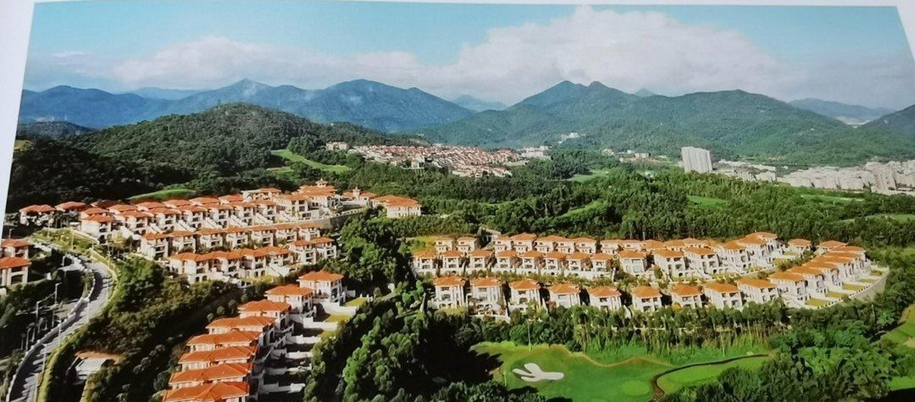 左边图片是2005年的中山市凯茵新城住宅区,当时的房价才4000元多每