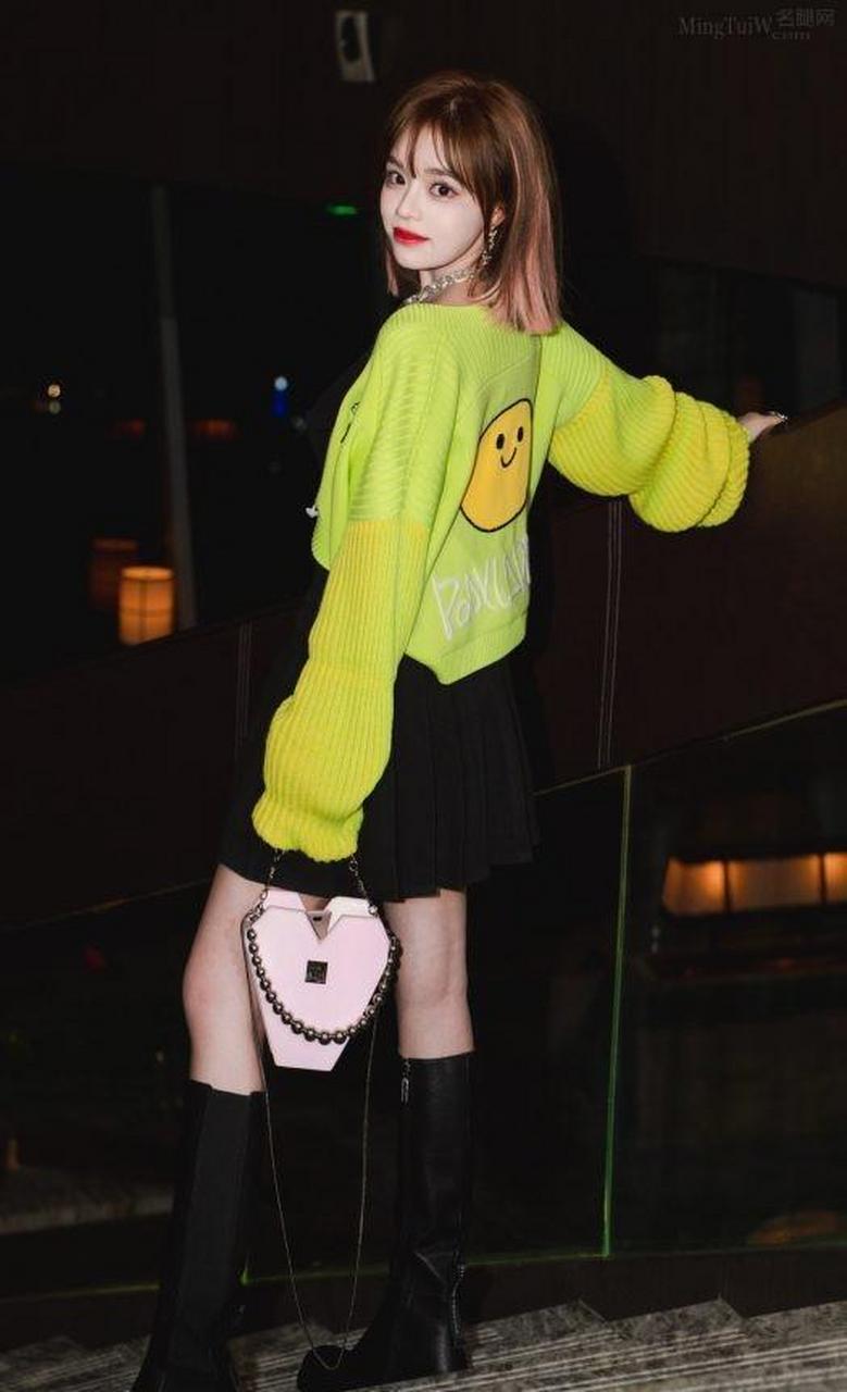 黄霄云身穿牛油果绿上衣内穿吊带白腿穿长靴