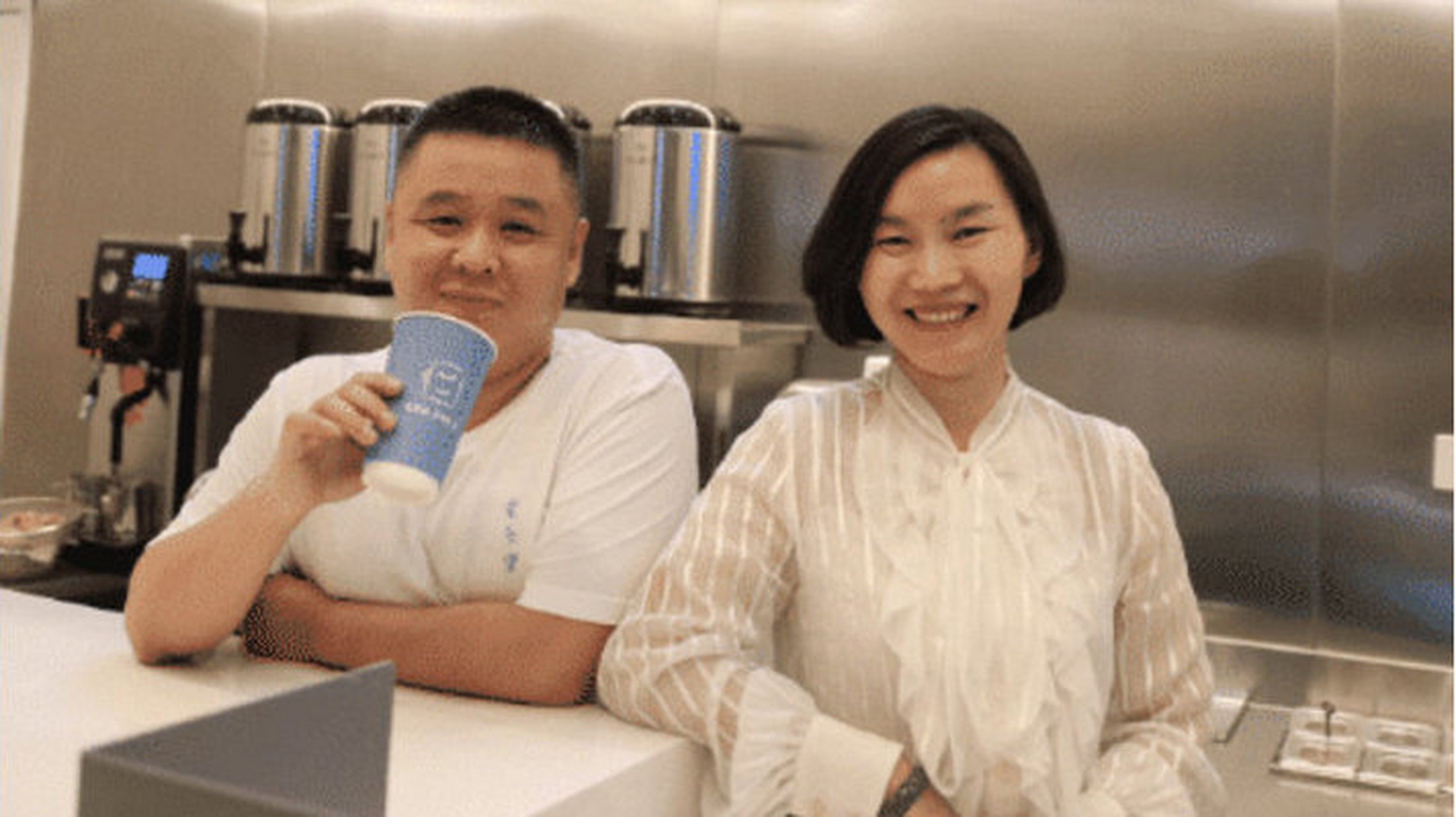 王俊凯父母奶茶店因合同纠纷被诉,近日重庆王俊凯父母开的奶茶店,竟因