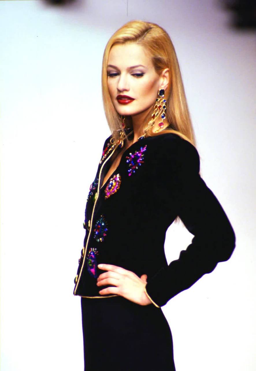 虎动新春#   荷兰超模凯伦·穆德(karen mulder)金发碧眼,有着天实哪