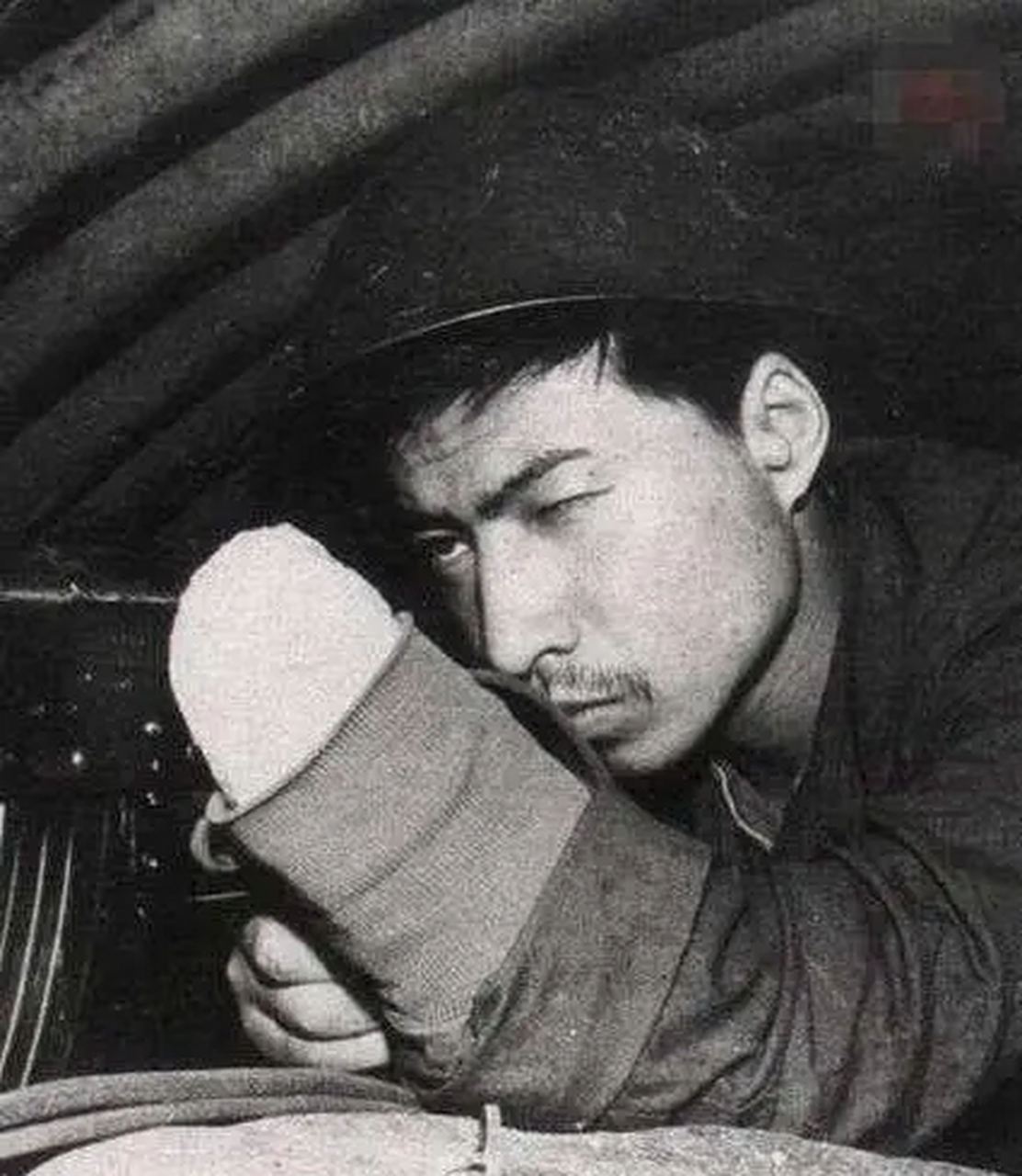 武凤保是一名独臂狙击手,在我军79师235团服役,他凭借着一只手,射击