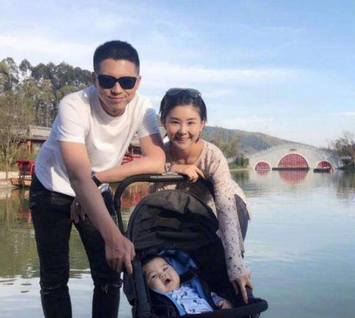 李小萌大方晒产后身材,生娃3月后肚子仍有肥肉,身后豪宅好精致